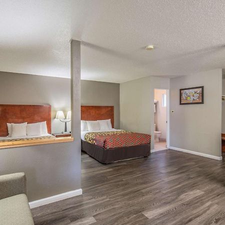 Econo Lodge Inn & Suites Ирека Екстериор снимка