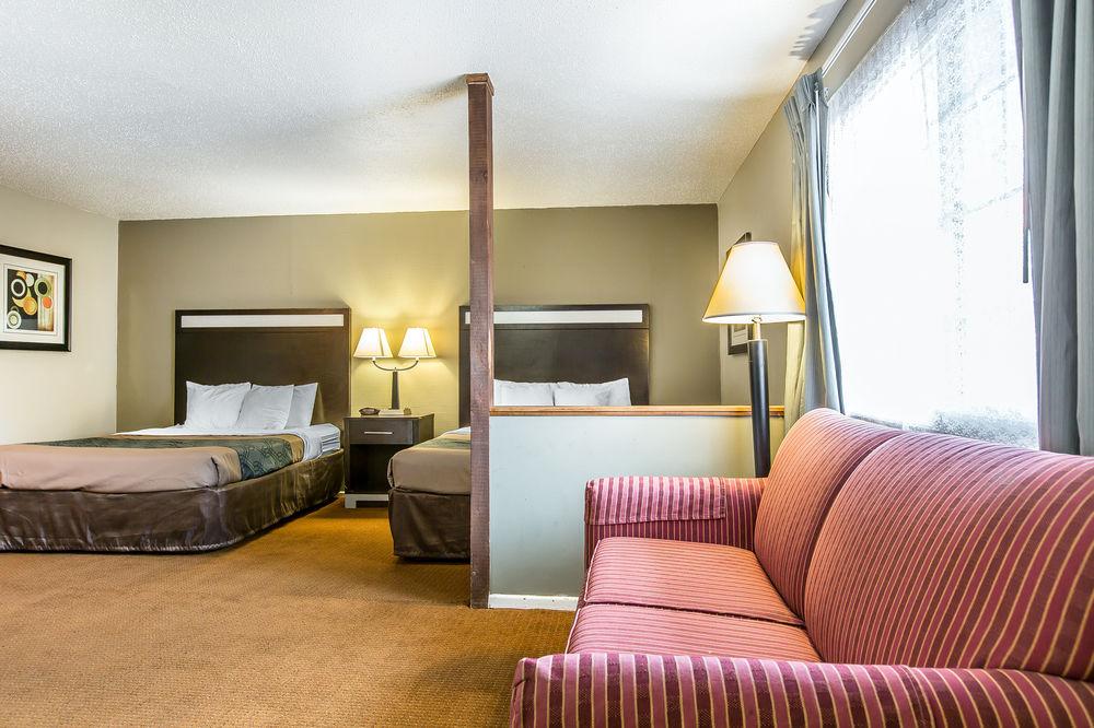 Econo Lodge Inn & Suites Ирека Екстериор снимка