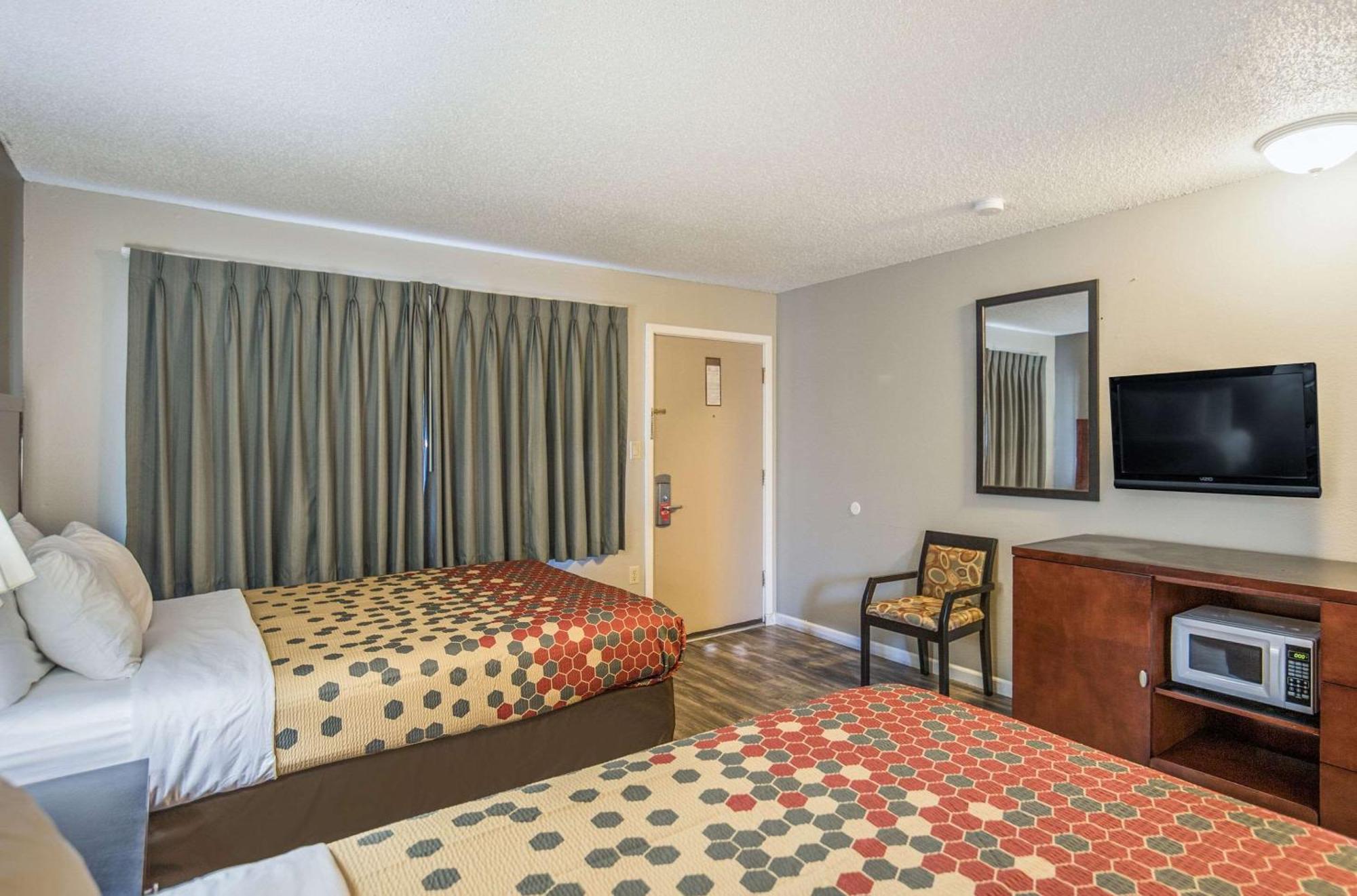 Econo Lodge Inn & Suites Ирека Екстериор снимка