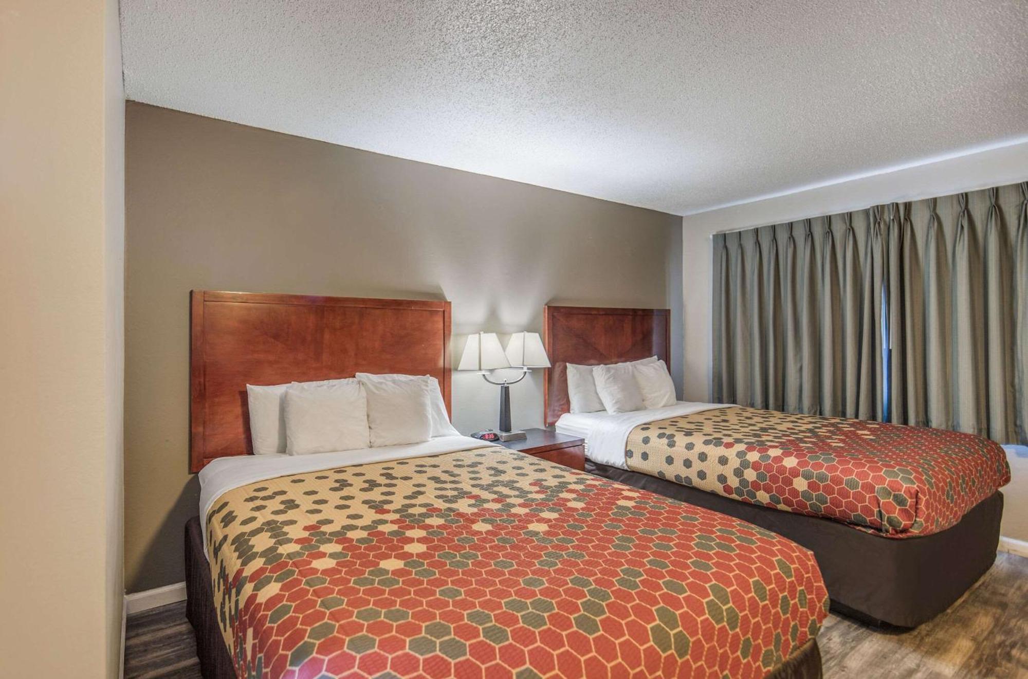 Econo Lodge Inn & Suites Ирека Екстериор снимка