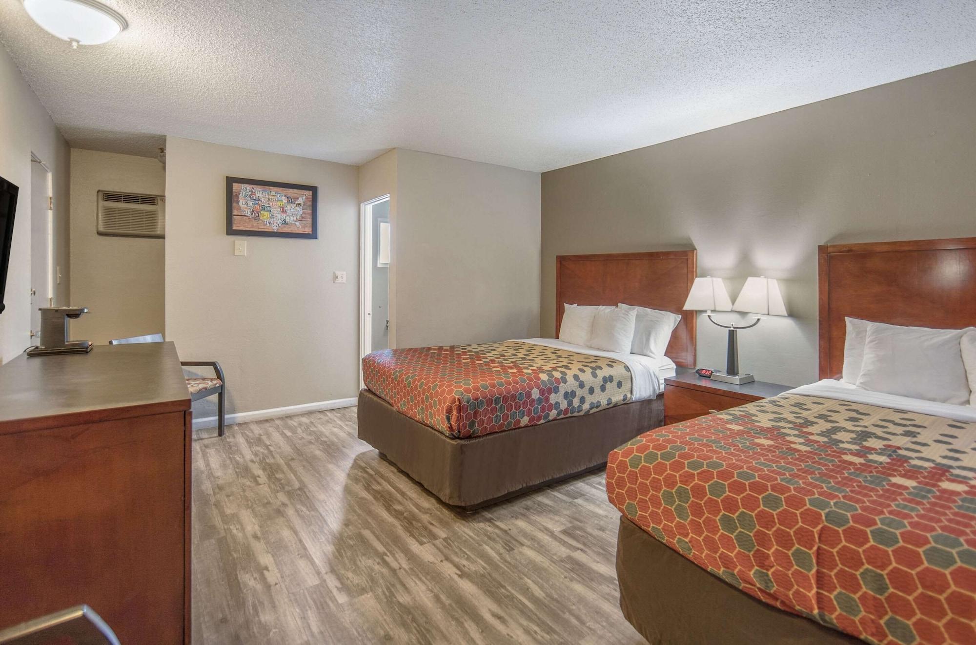 Econo Lodge Inn & Suites Ирека Екстериор снимка