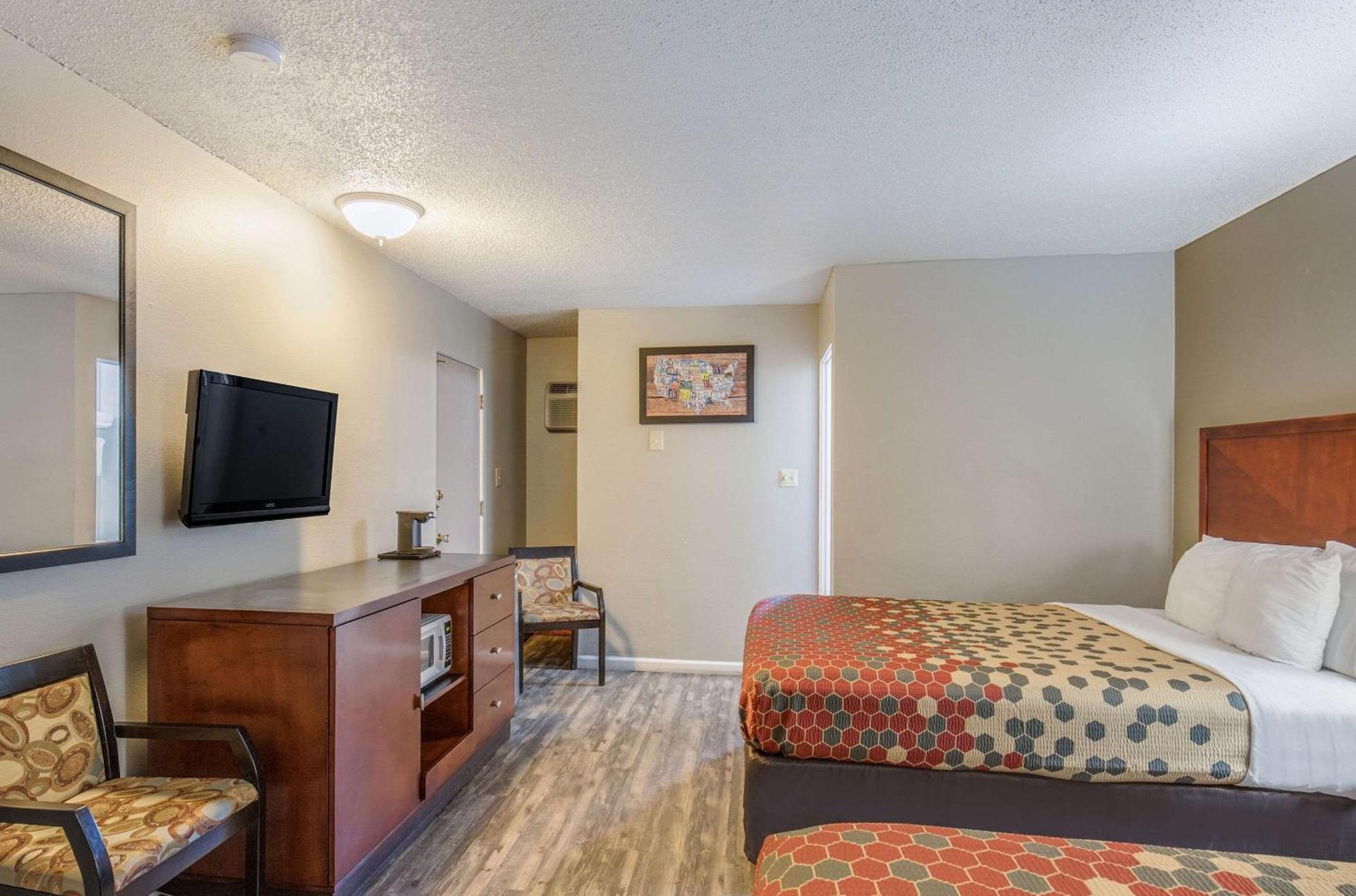 Econo Lodge Inn & Suites Ирека Екстериор снимка