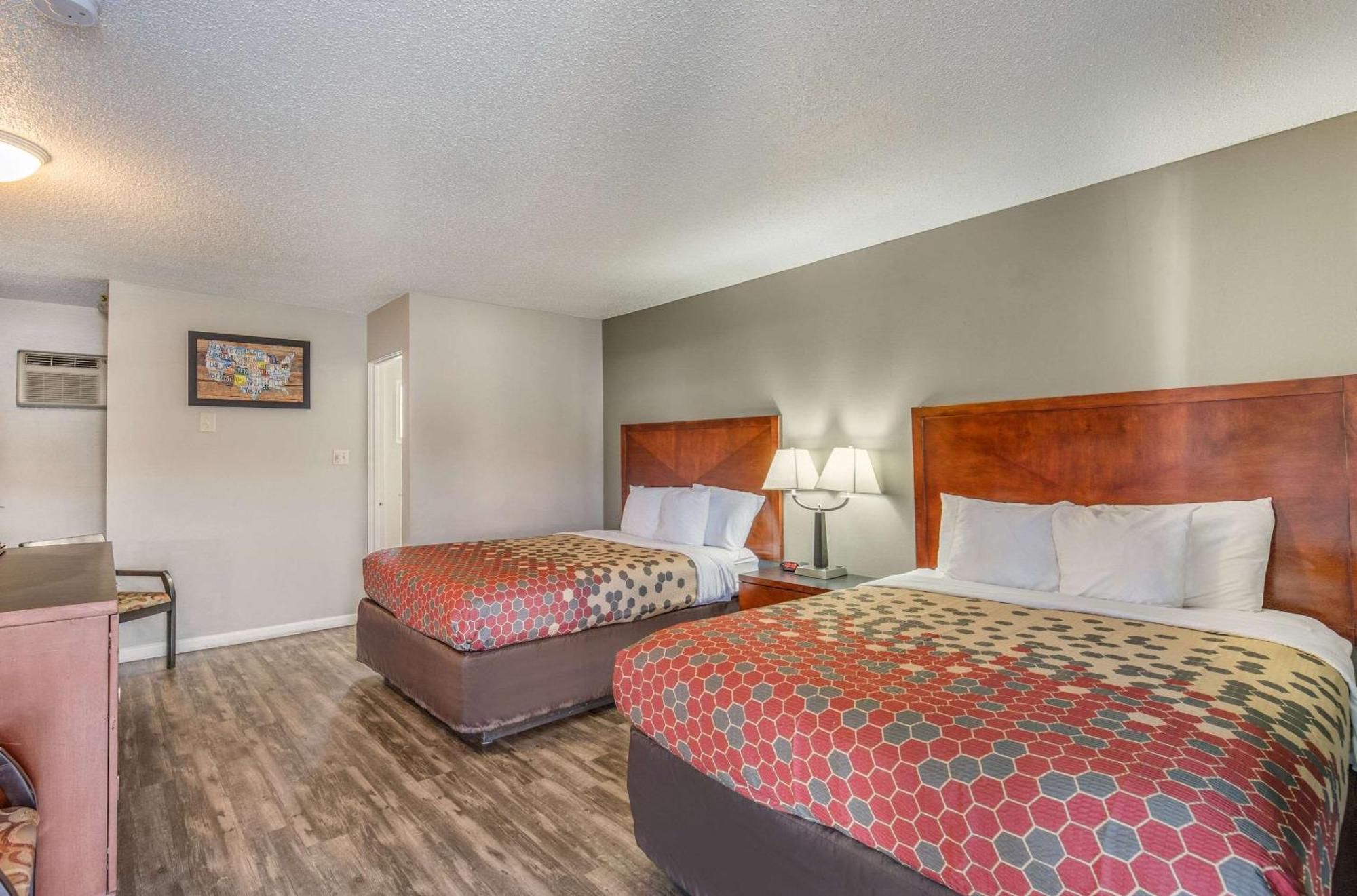 Econo Lodge Inn & Suites Ирека Екстериор снимка