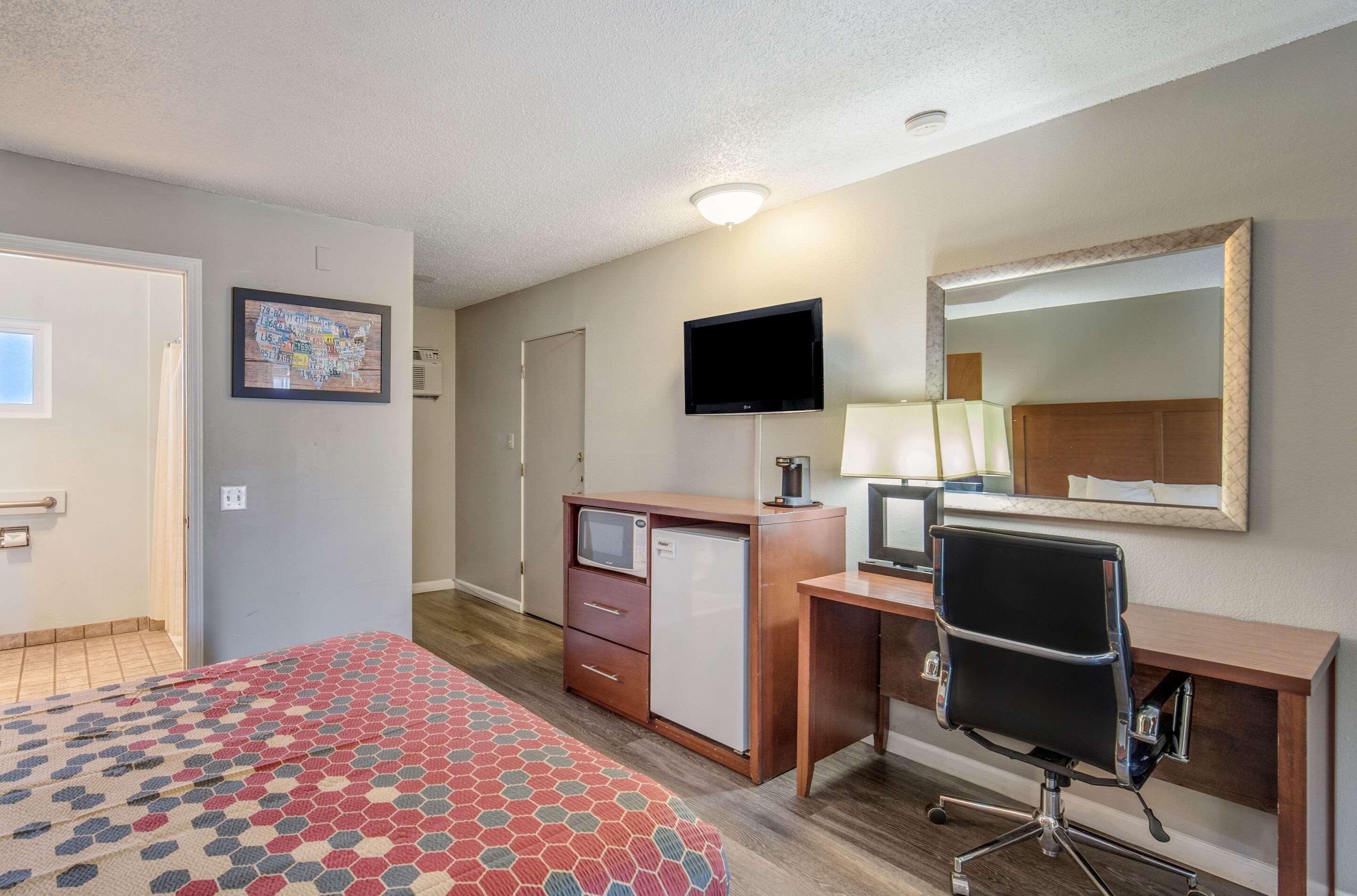 Econo Lodge Inn & Suites Ирека Екстериор снимка
