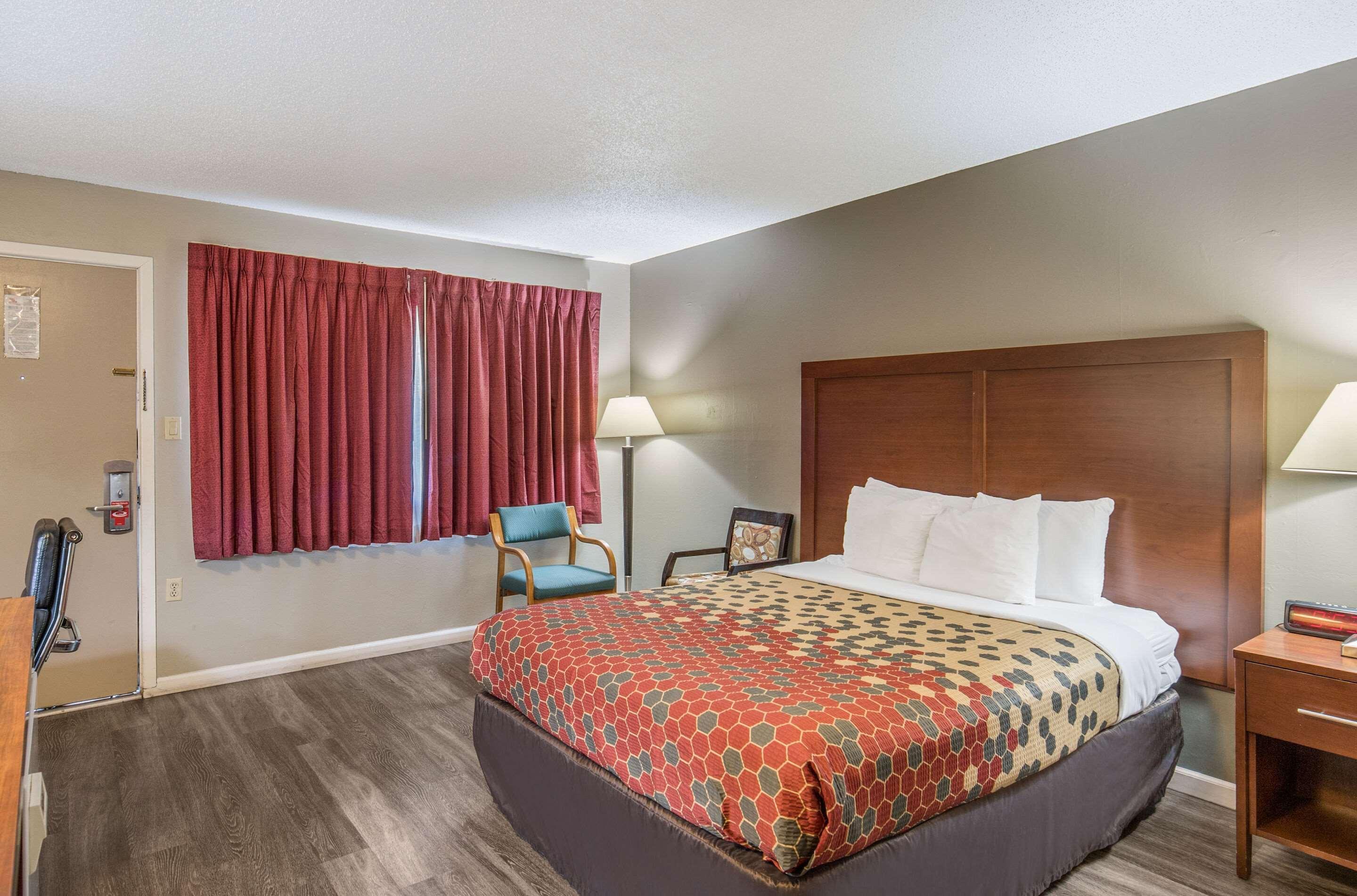 Econo Lodge Inn & Suites Ирека Екстериор снимка