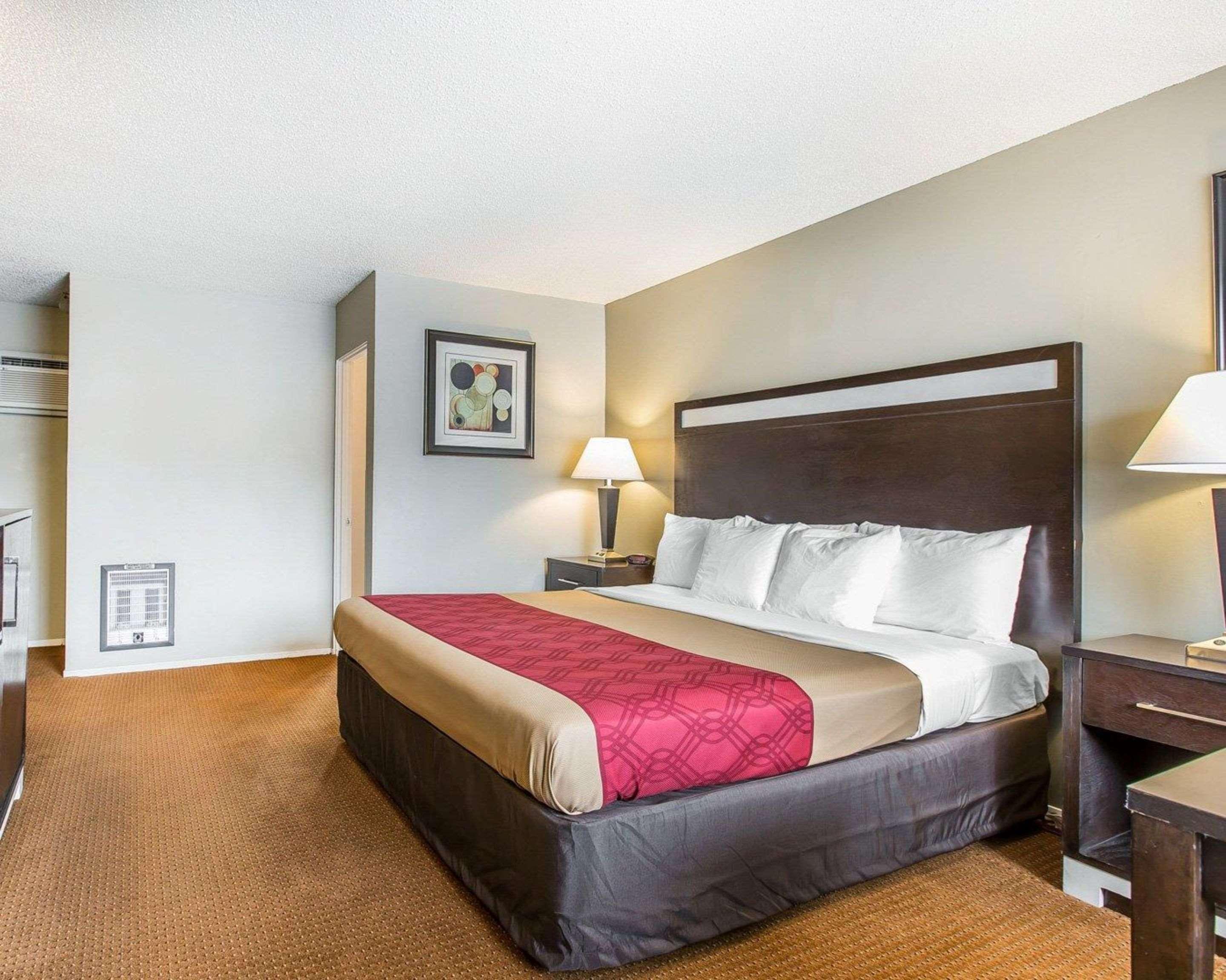 Econo Lodge Inn & Suites Ирека Екстериор снимка
