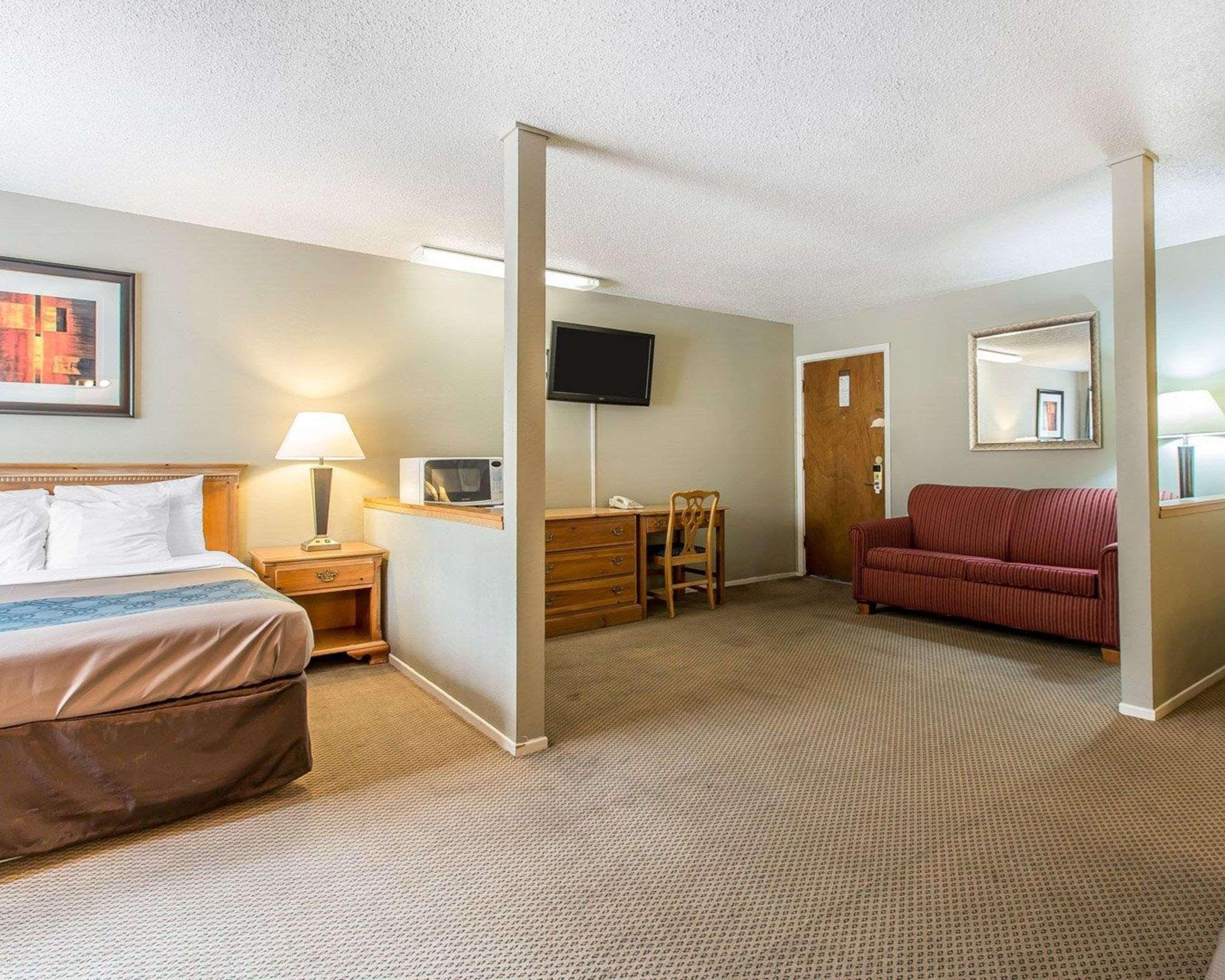 Econo Lodge Inn & Suites Ирека Екстериор снимка