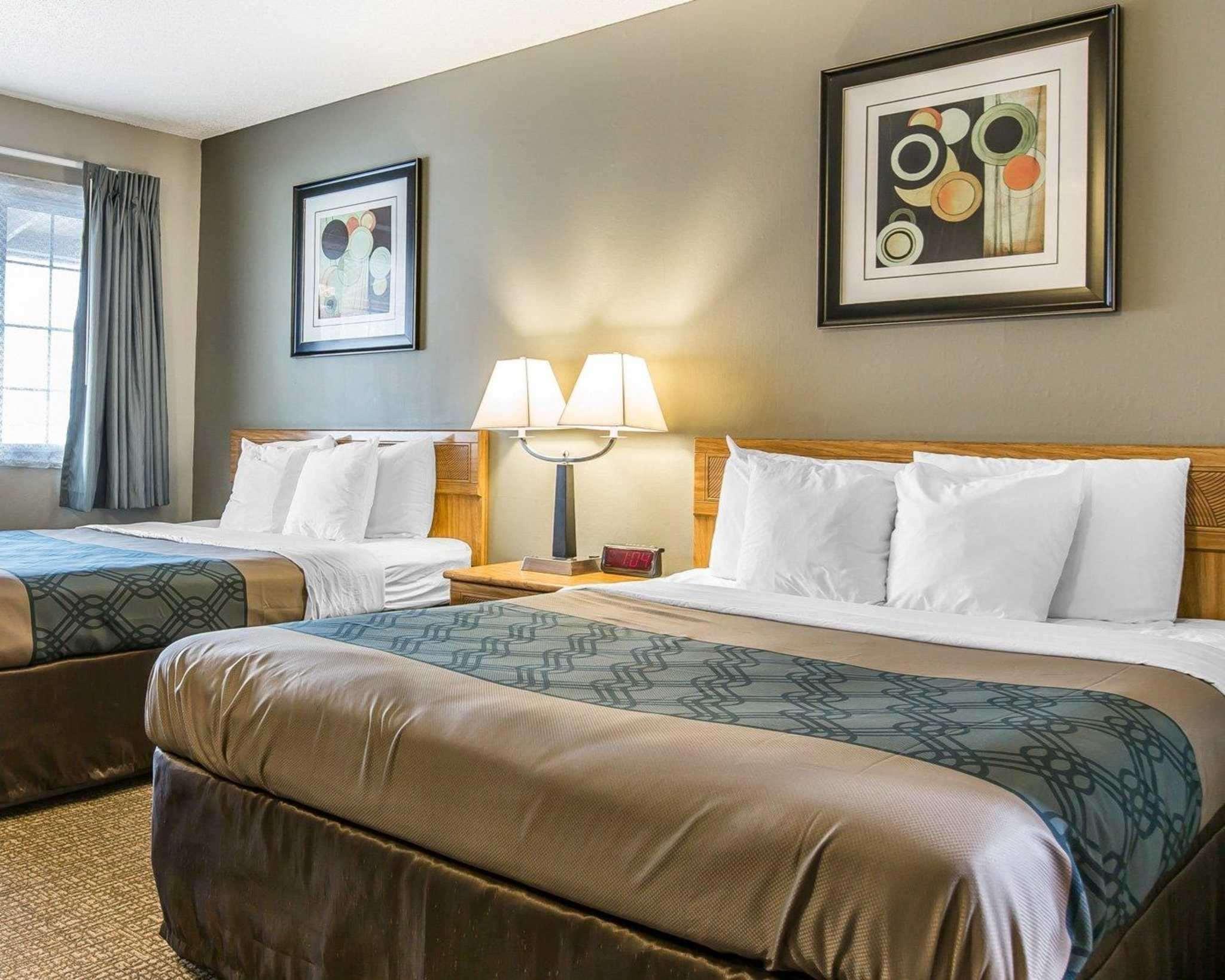 Econo Lodge Inn & Suites Ирека Екстериор снимка
