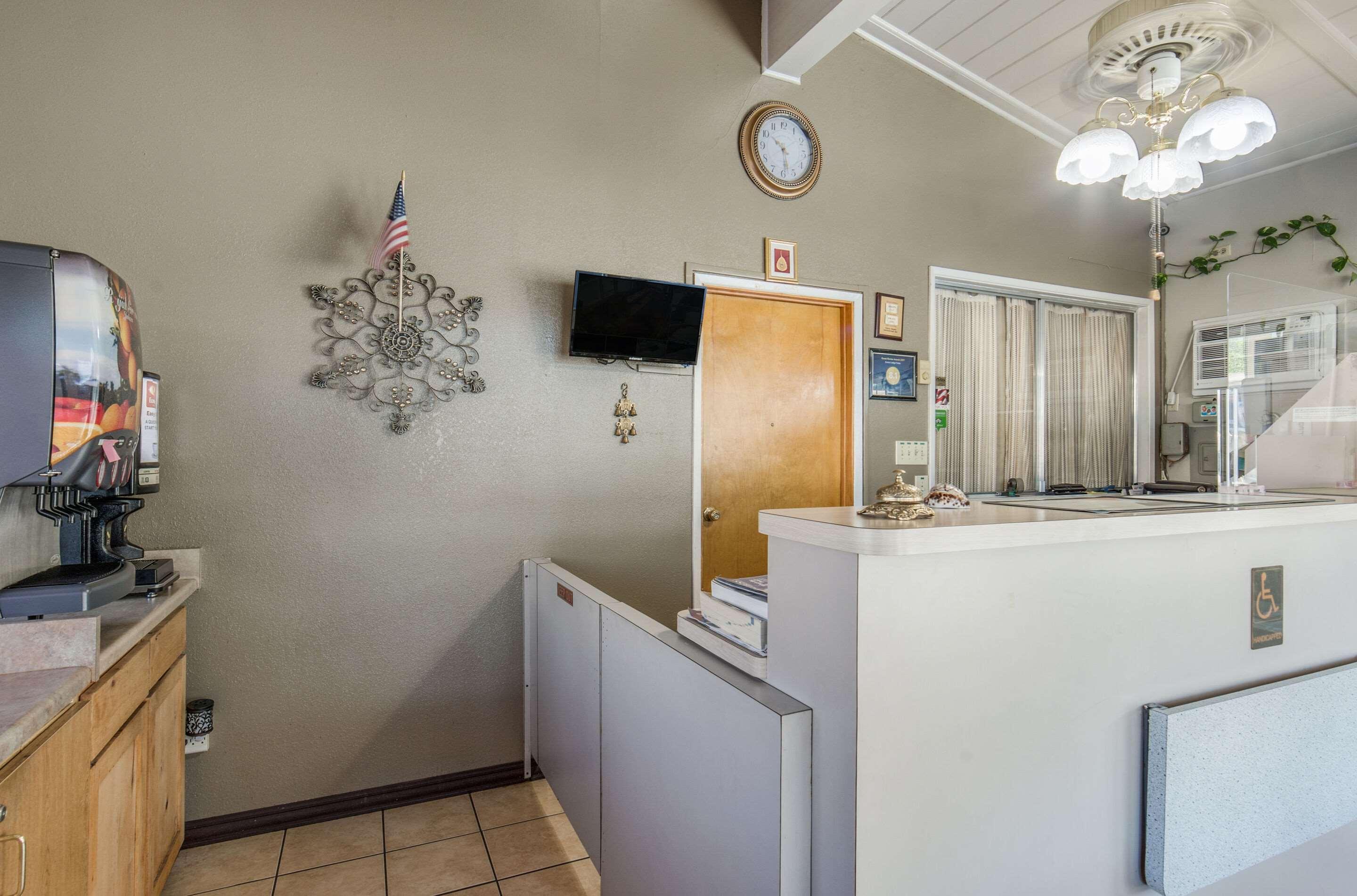 Econo Lodge Inn & Suites Ирека Екстериор снимка