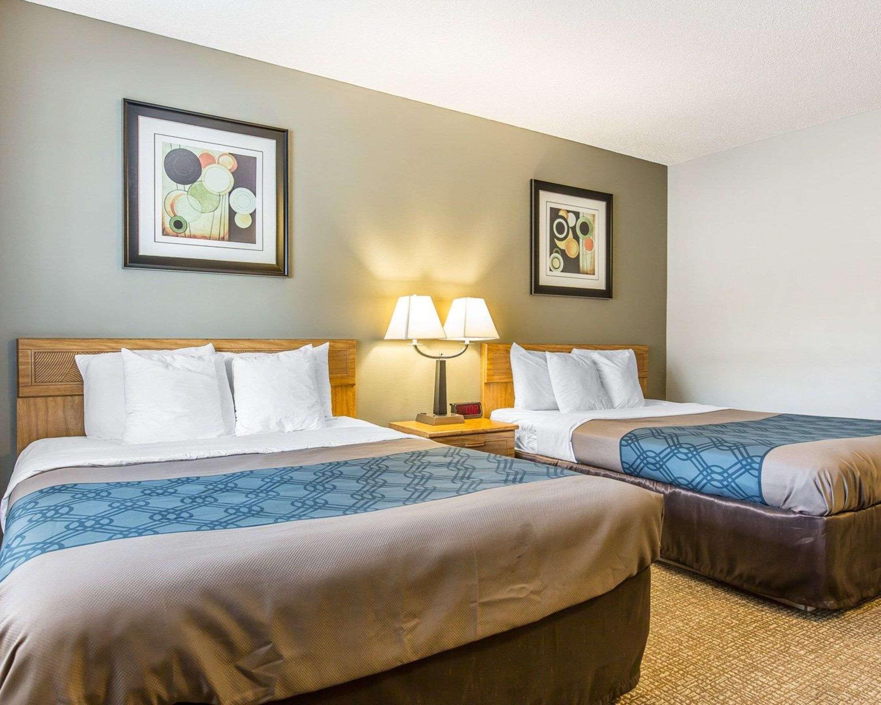 Econo Lodge Inn & Suites Ирека Екстериор снимка