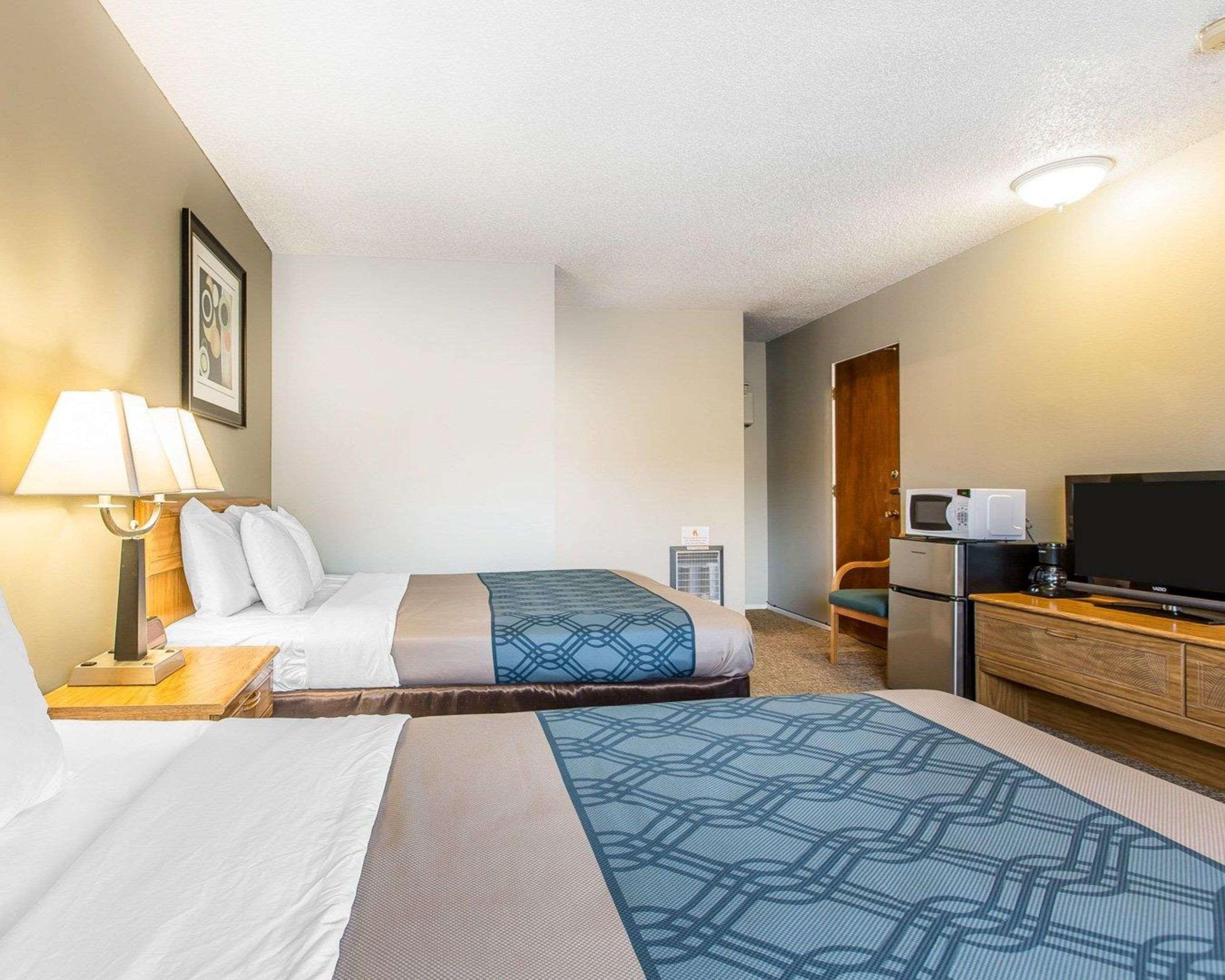 Econo Lodge Inn & Suites Ирека Екстериор снимка