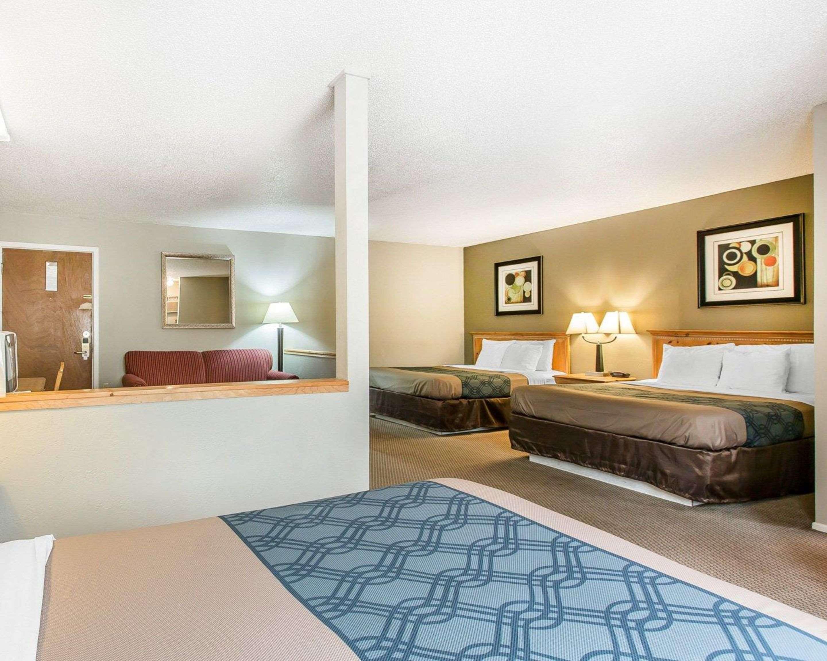 Econo Lodge Inn & Suites Ирека Екстериор снимка