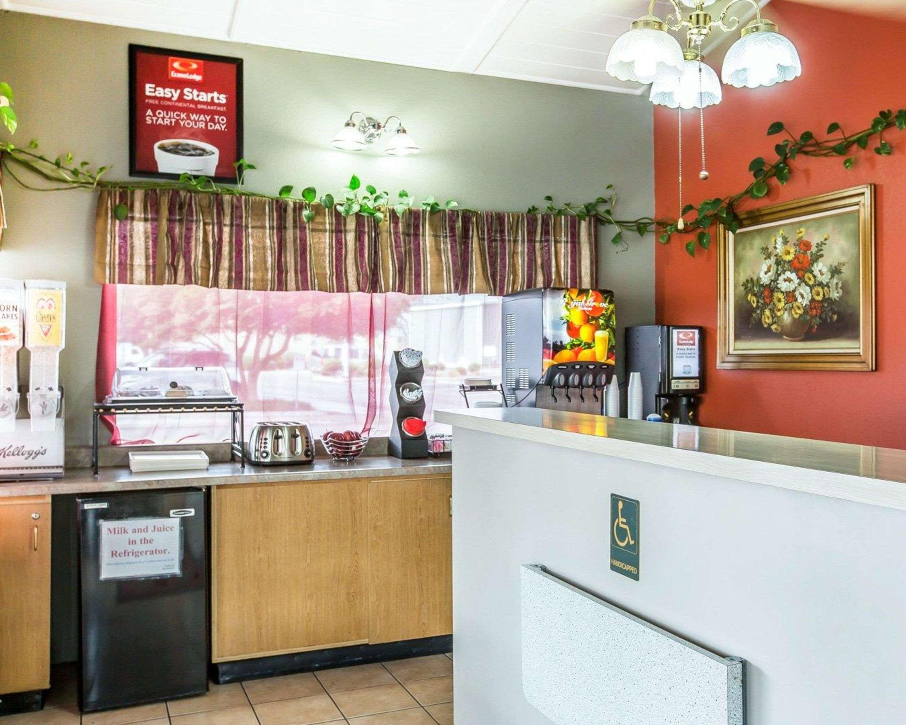 Econo Lodge Inn & Suites Ирека Екстериор снимка