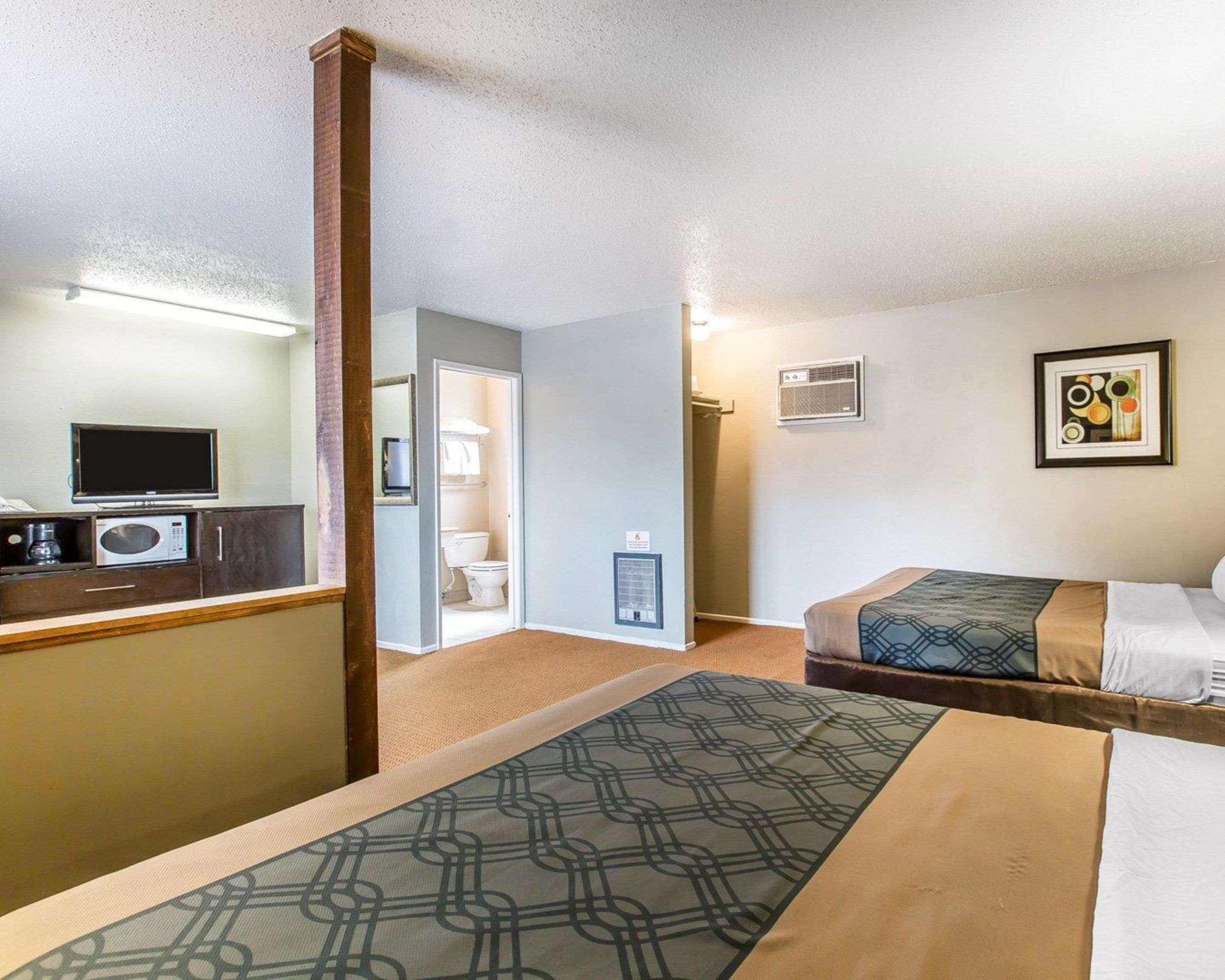 Econo Lodge Inn & Suites Ирека Екстериор снимка