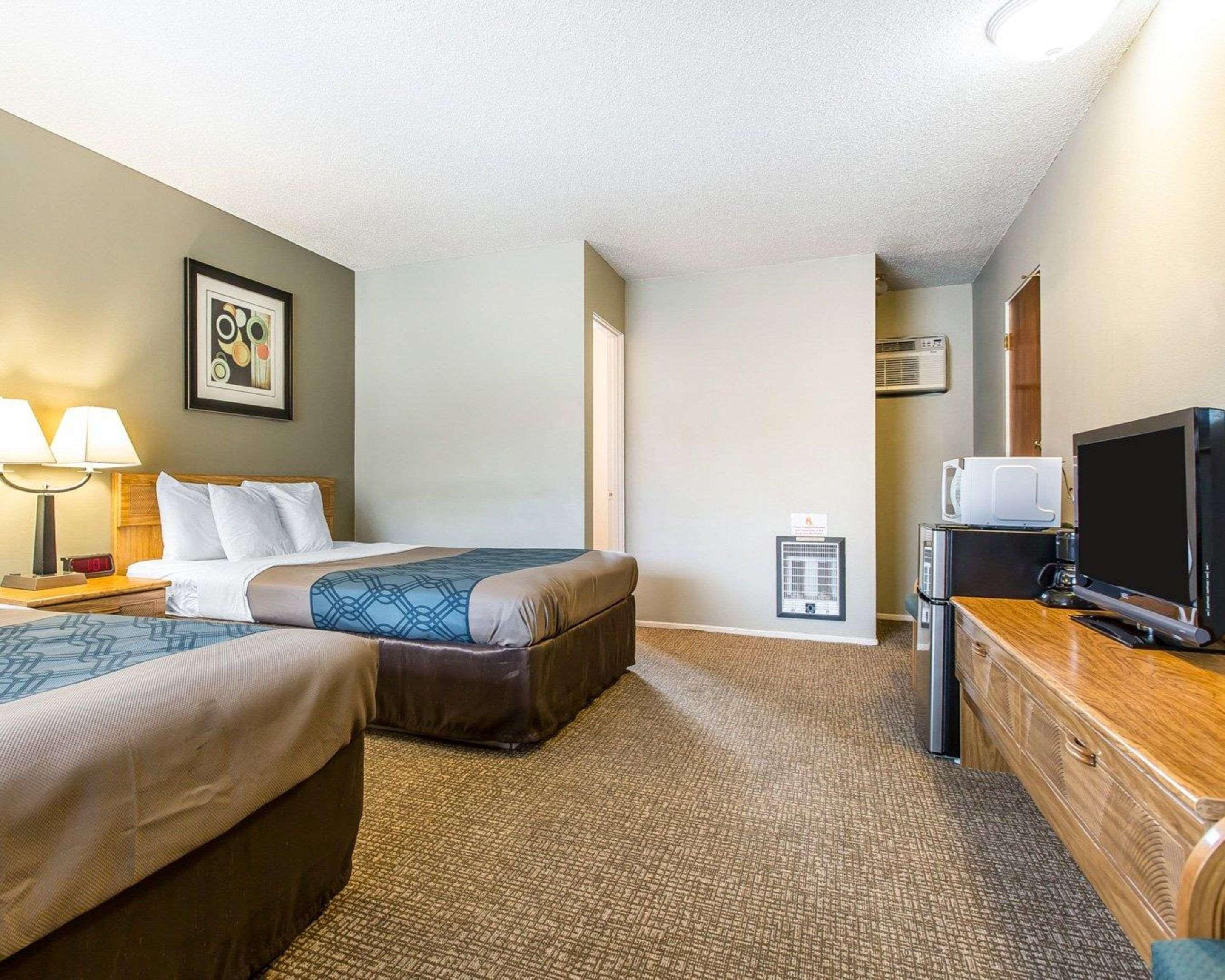 Econo Lodge Inn & Suites Ирека Екстериор снимка