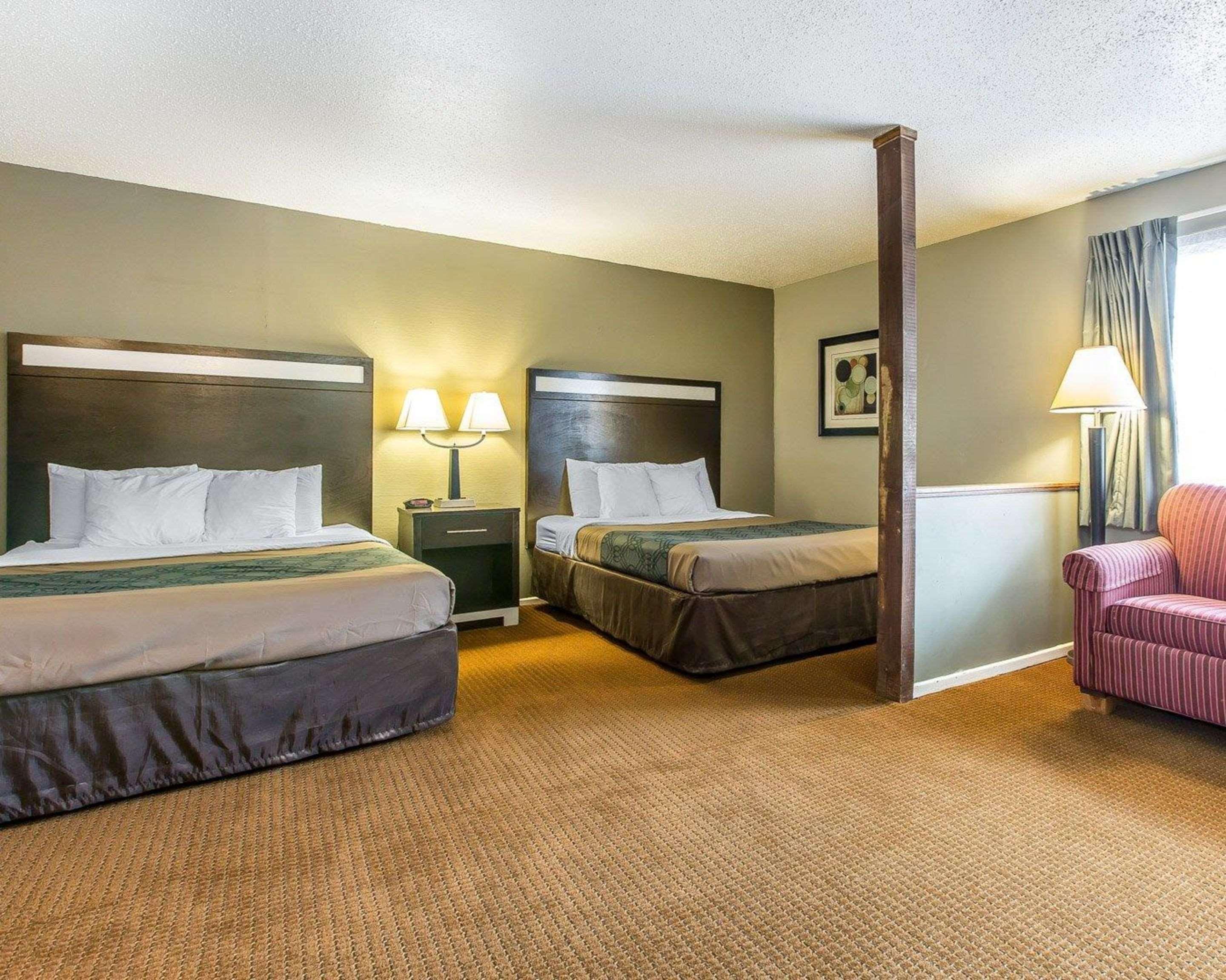 Econo Lodge Inn & Suites Ирека Екстериор снимка