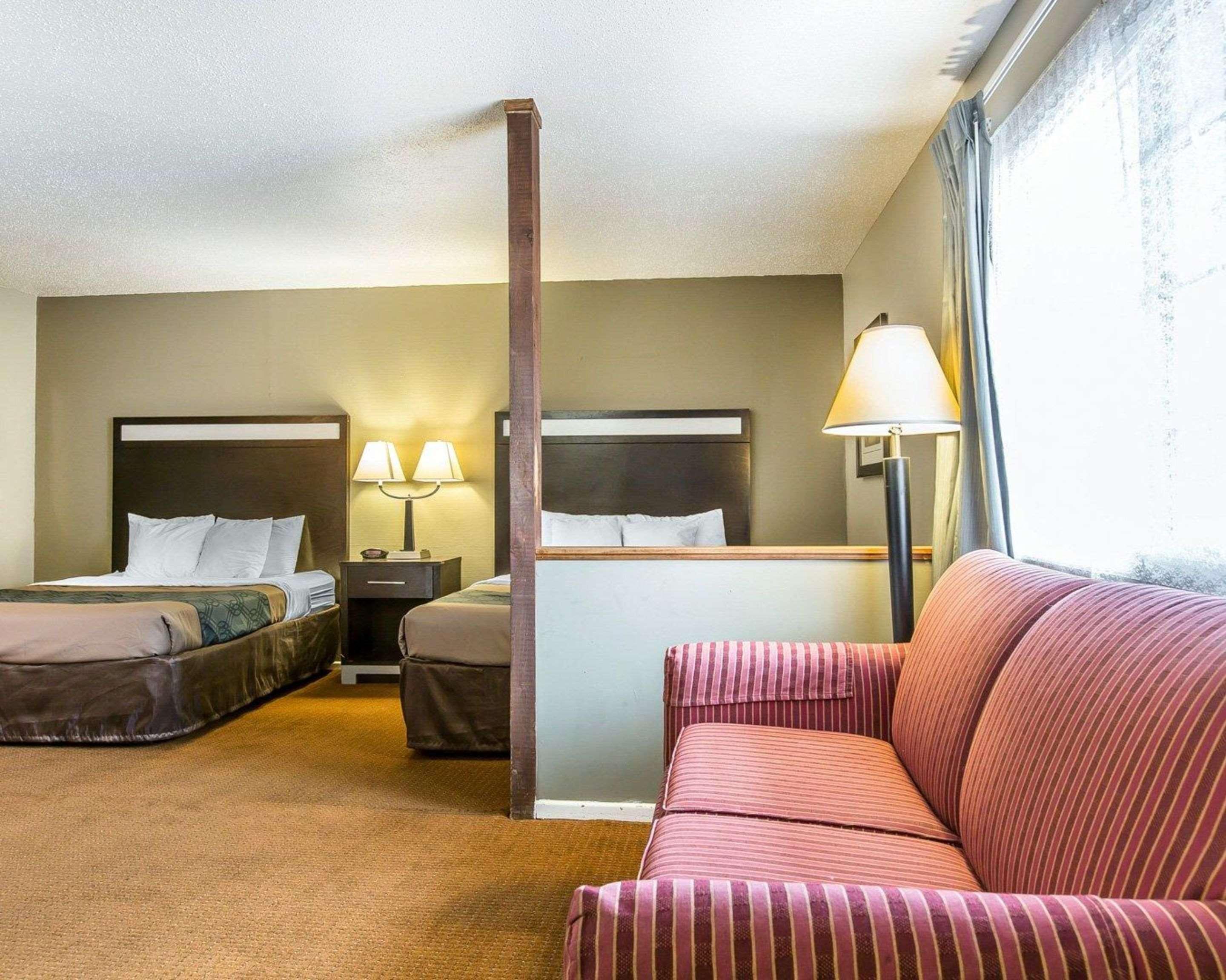 Econo Lodge Inn & Suites Ирека Екстериор снимка