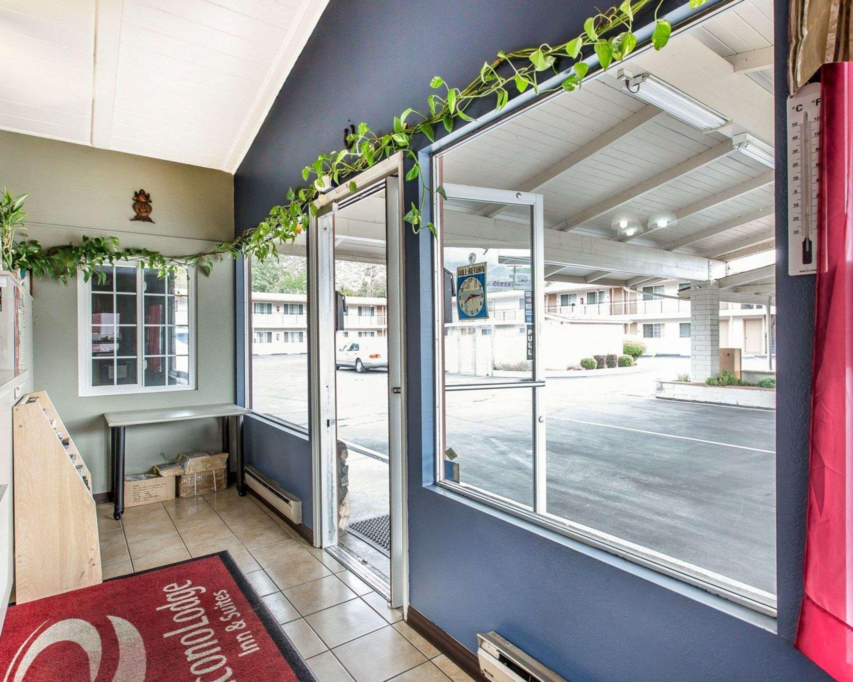 Econo Lodge Inn & Suites Ирека Екстериор снимка