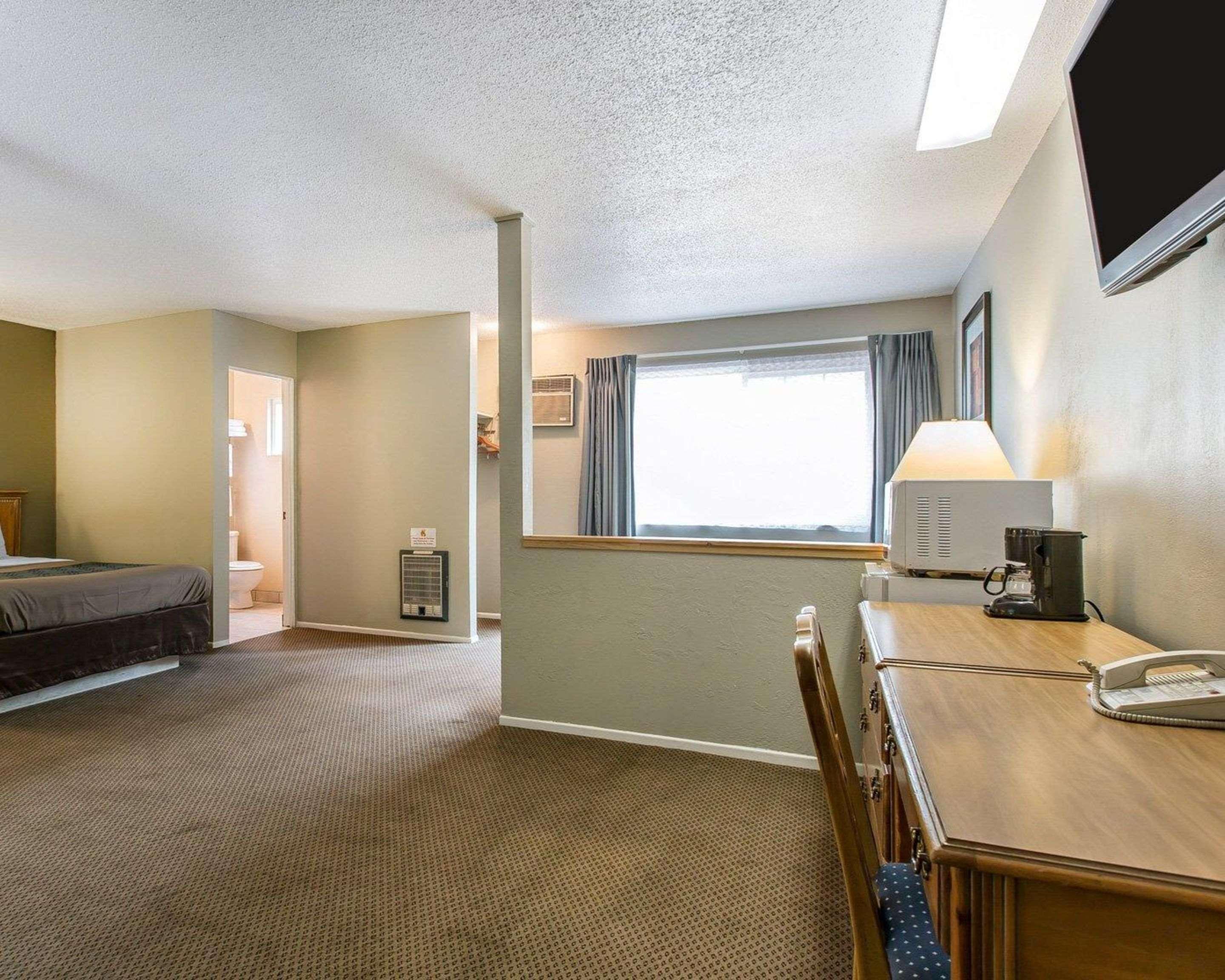 Econo Lodge Inn & Suites Ирека Екстериор снимка