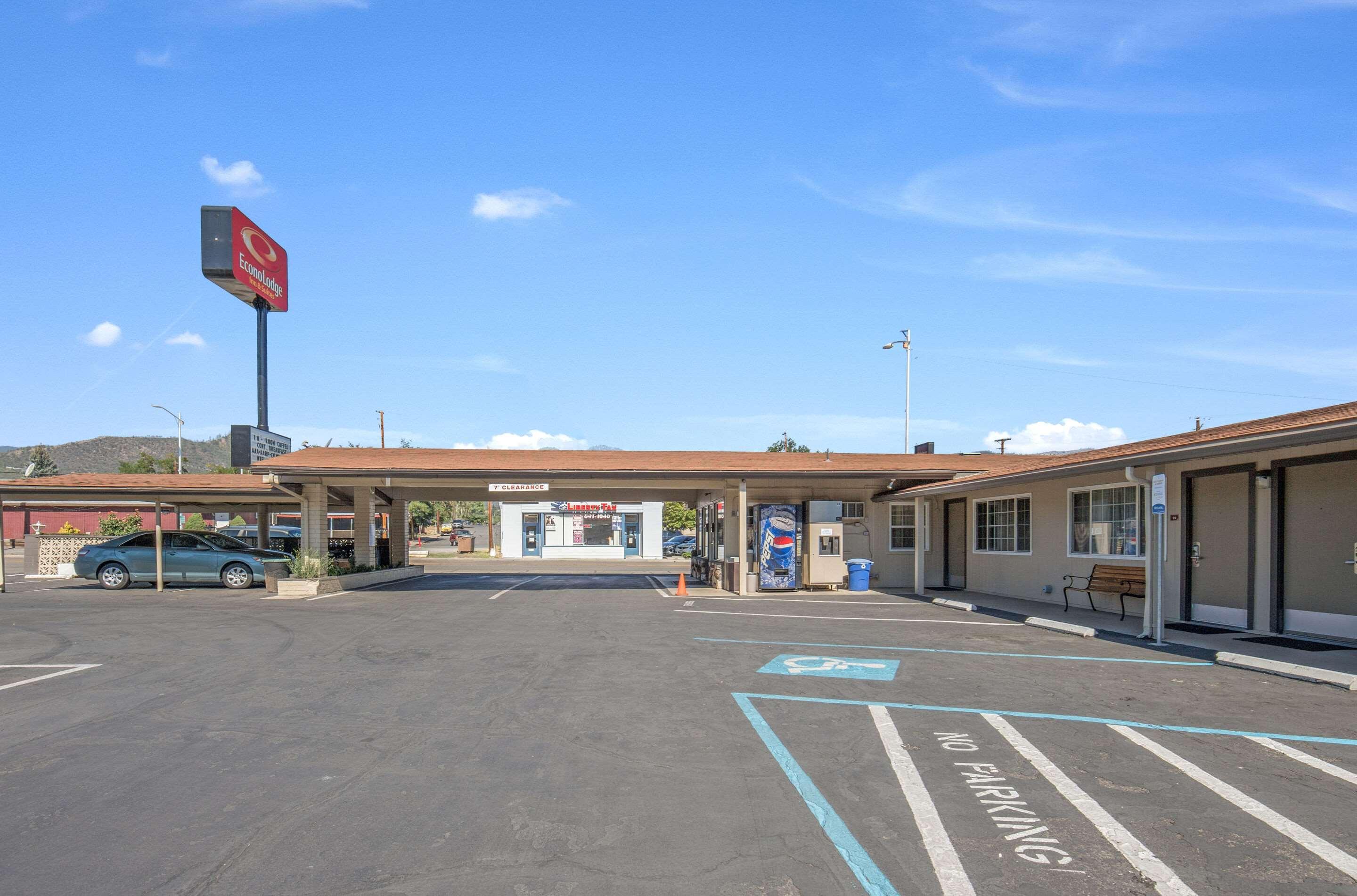 Econo Lodge Inn & Suites Ирека Екстериор снимка