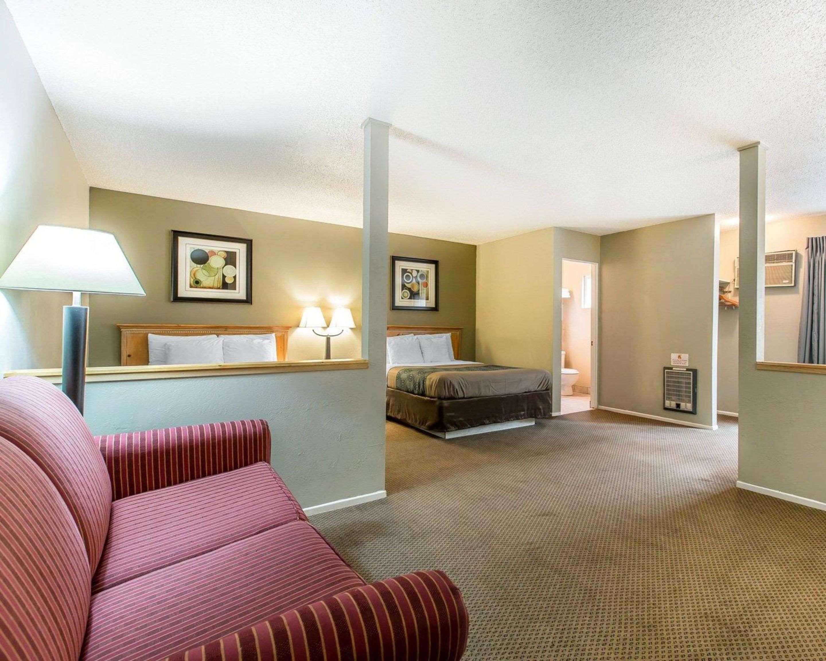 Econo Lodge Inn & Suites Ирека Екстериор снимка