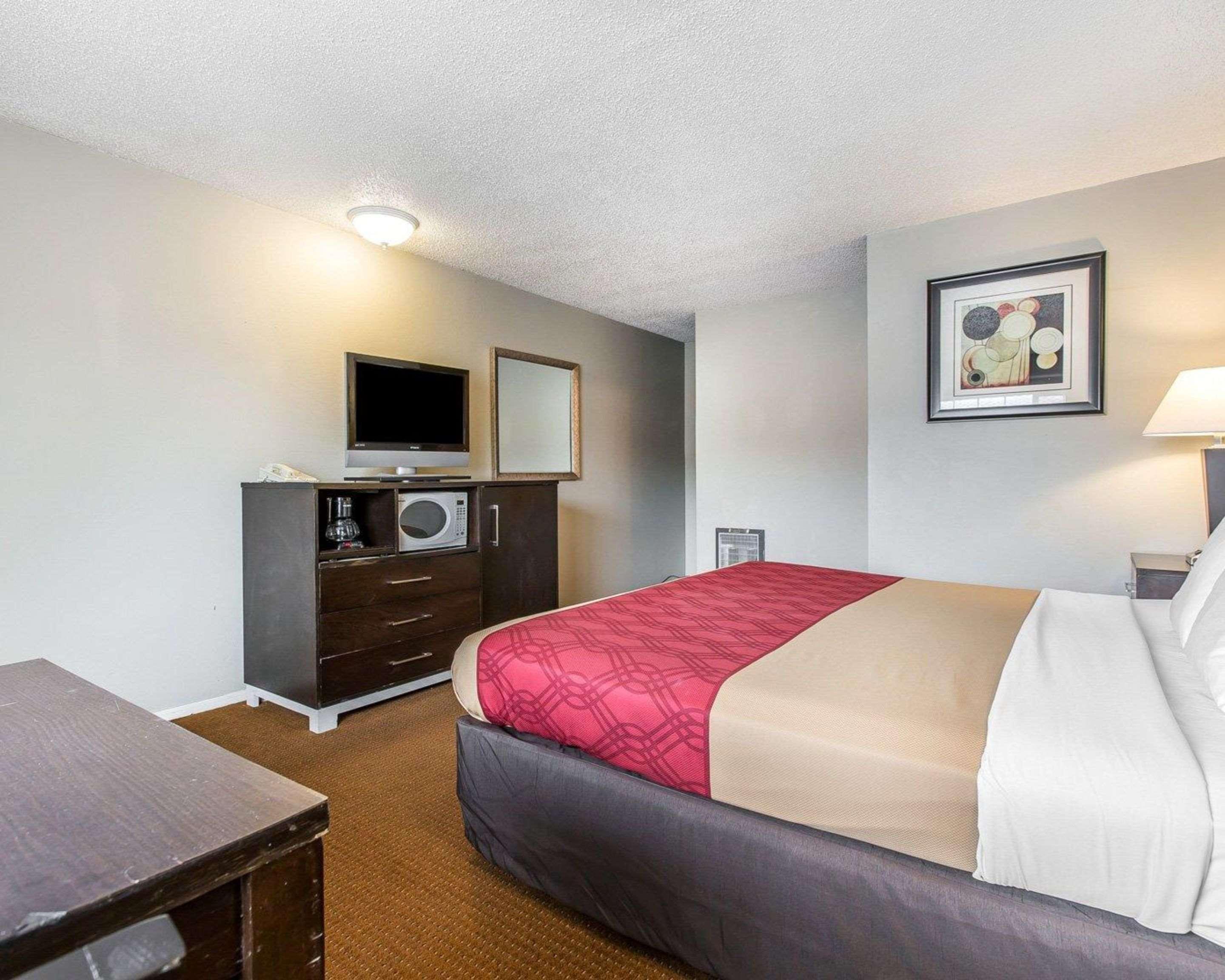 Econo Lodge Inn & Suites Ирека Екстериор снимка
