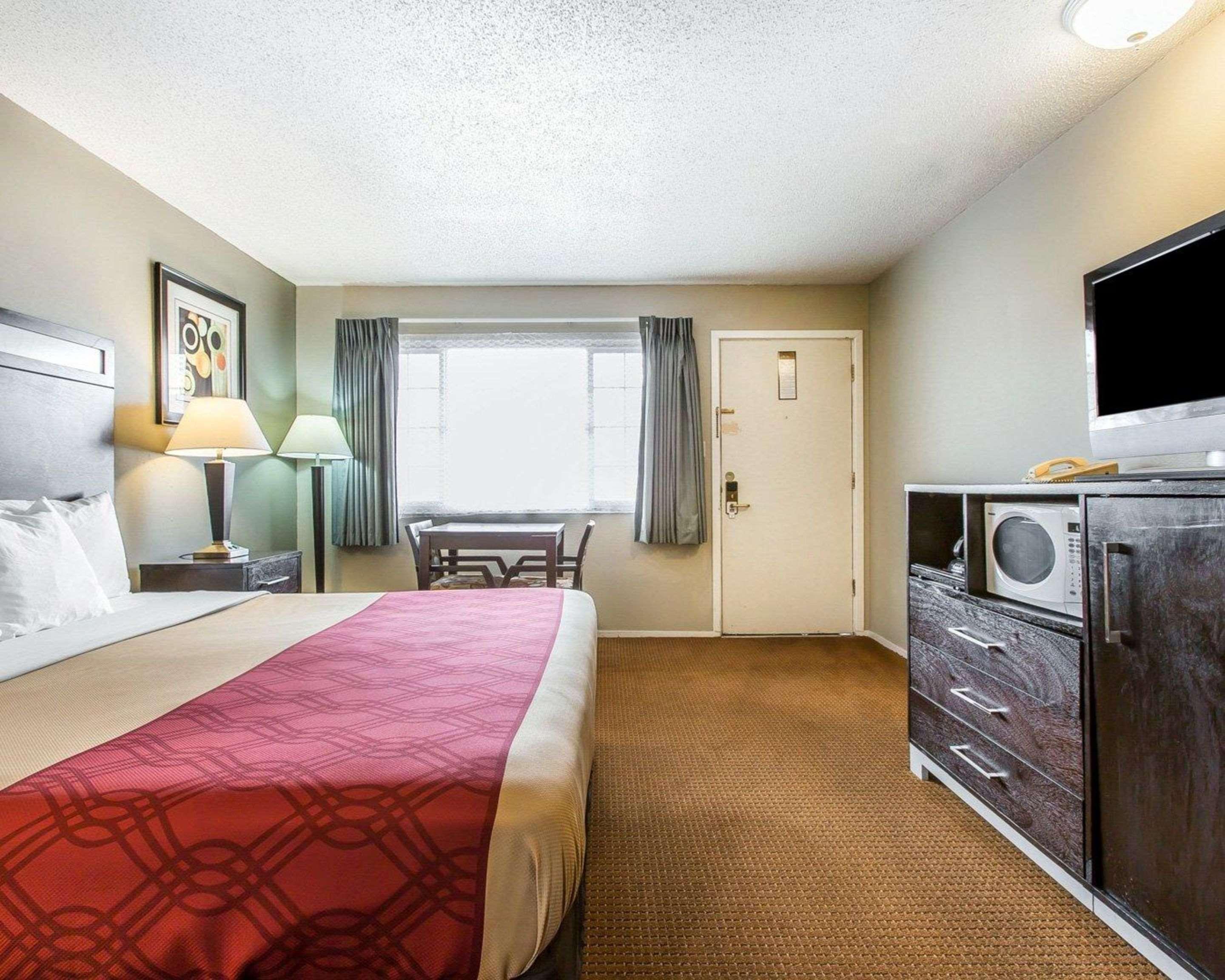 Econo Lodge Inn & Suites Ирека Екстериор снимка