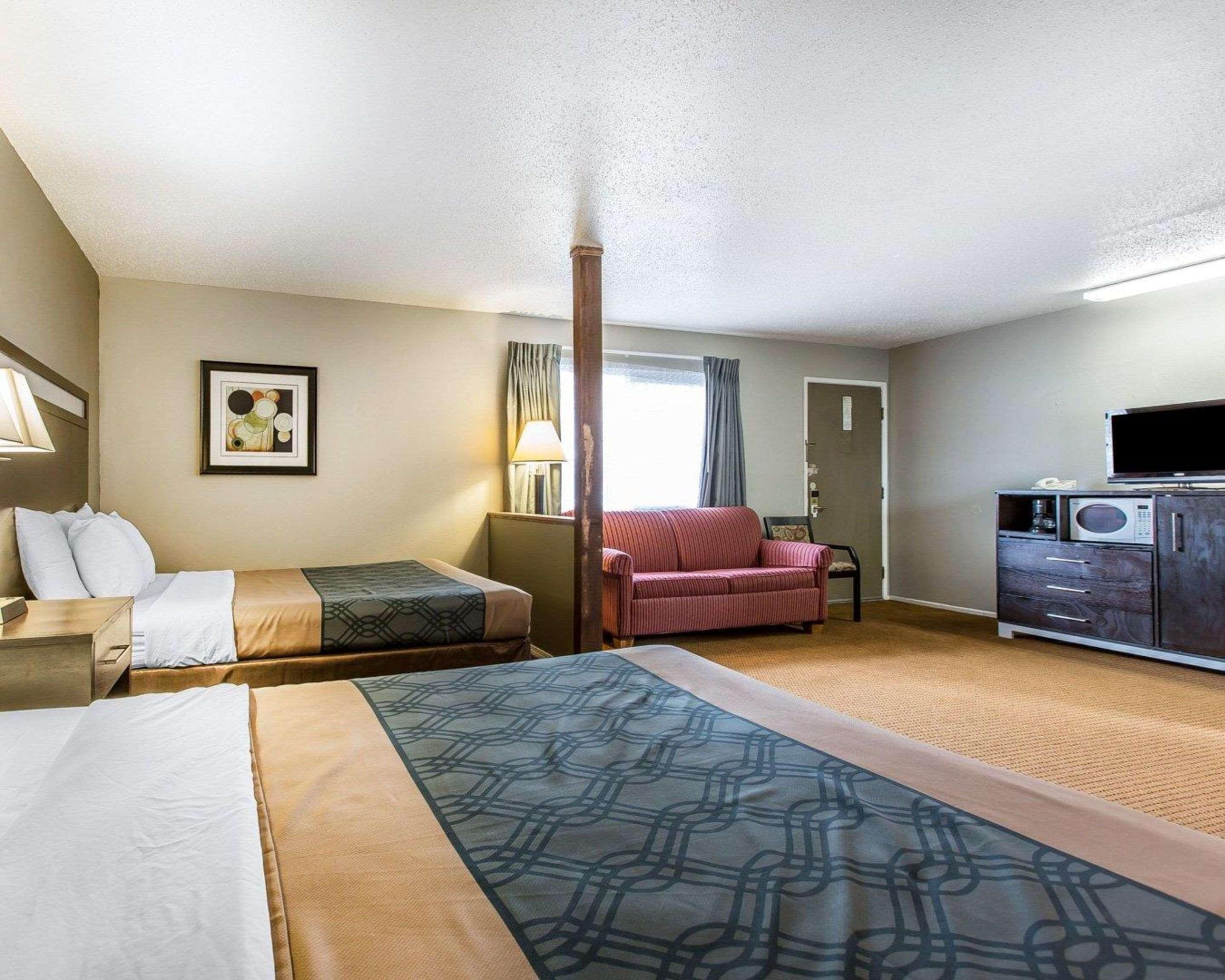 Econo Lodge Inn & Suites Ирека Екстериор снимка