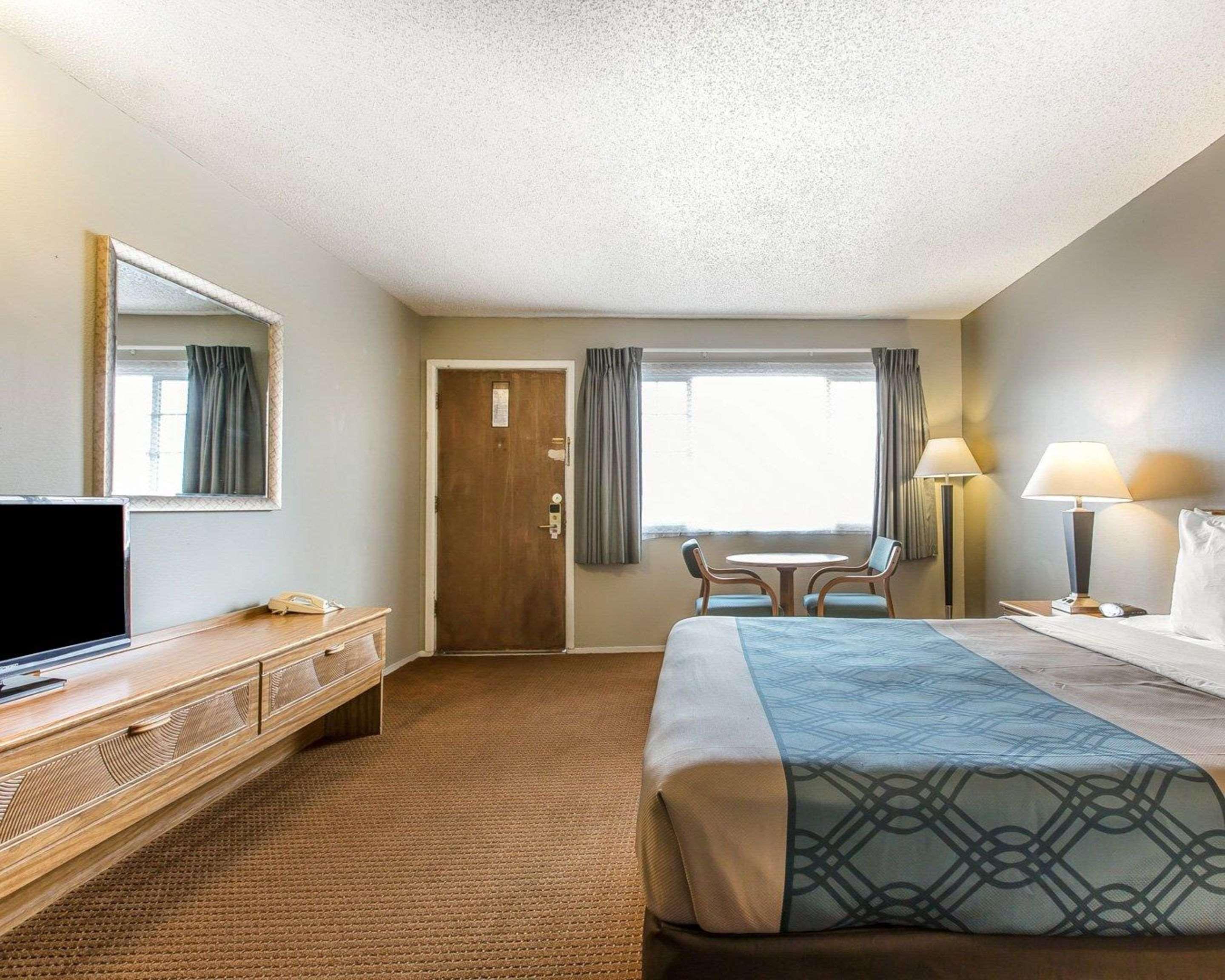 Econo Lodge Inn & Suites Ирека Екстериор снимка