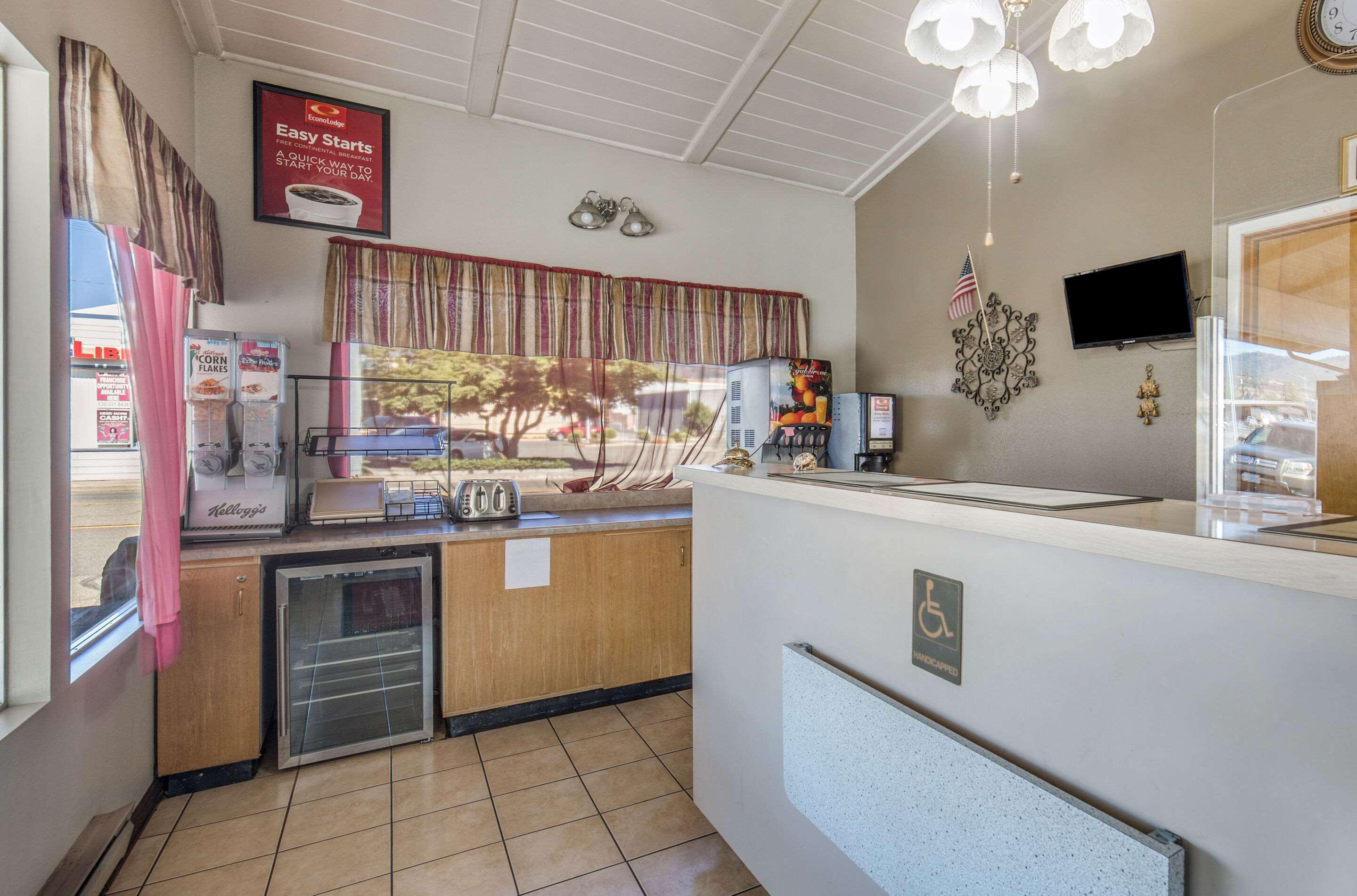 Econo Lodge Inn & Suites Ирека Екстериор снимка
