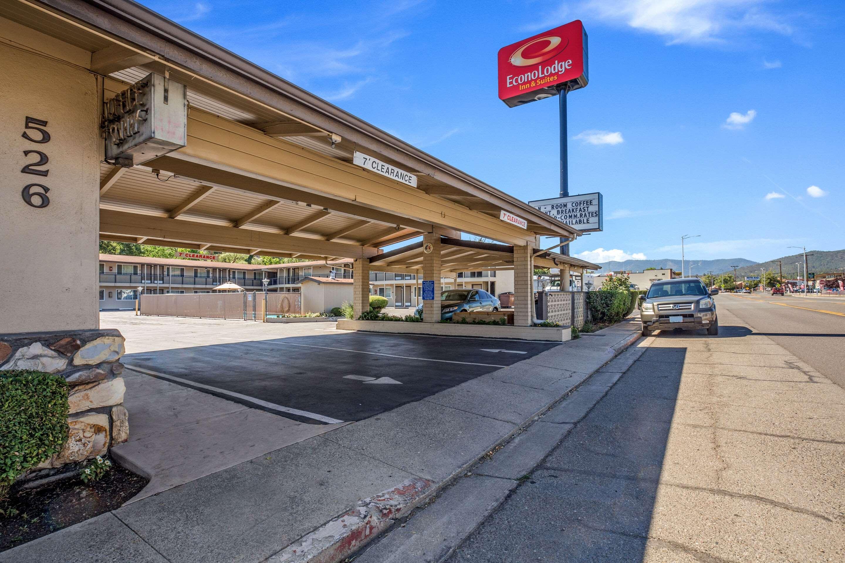 Econo Lodge Inn & Suites Ирека Екстериор снимка