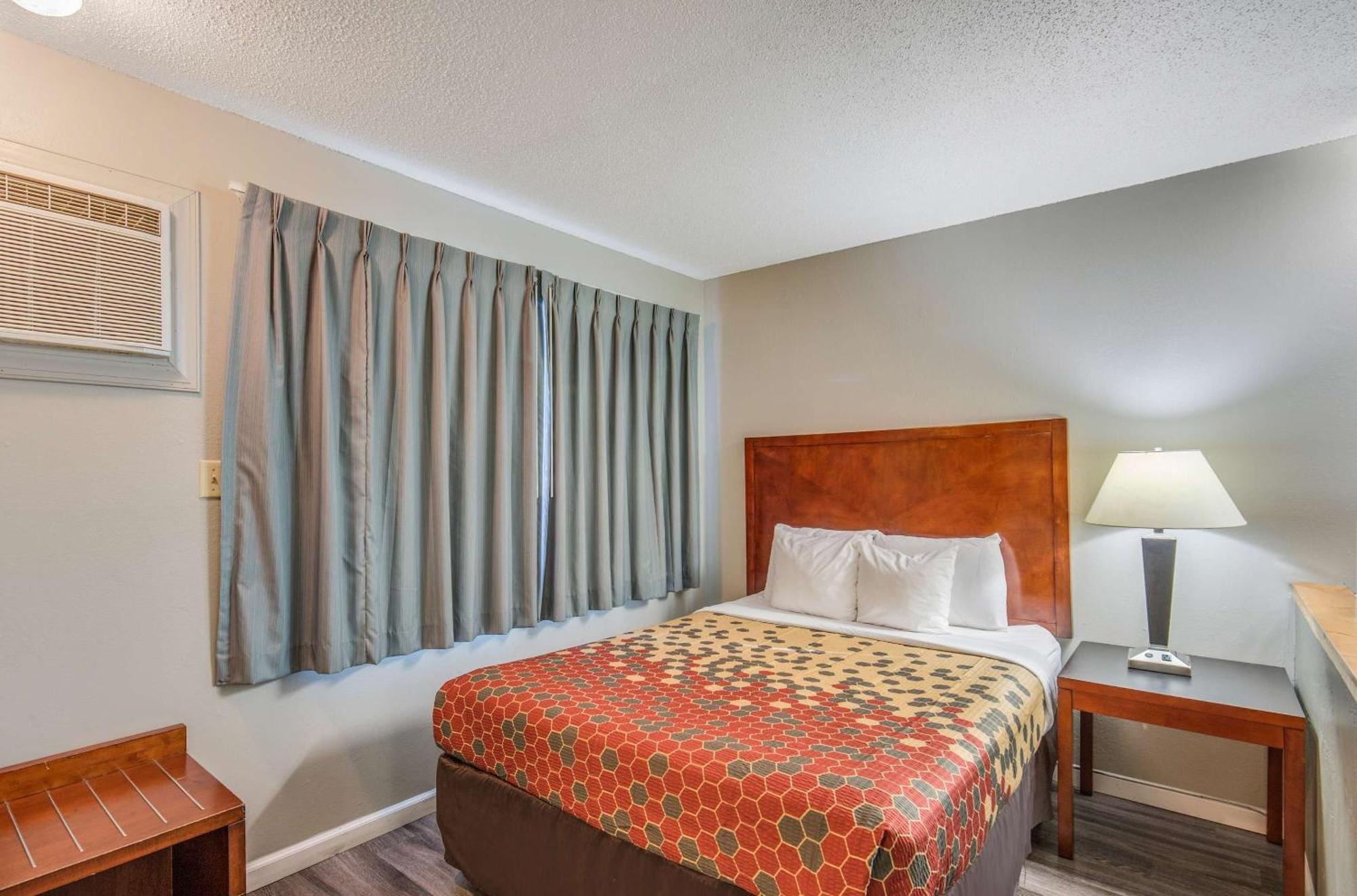 Econo Lodge Inn & Suites Ирека Екстериор снимка