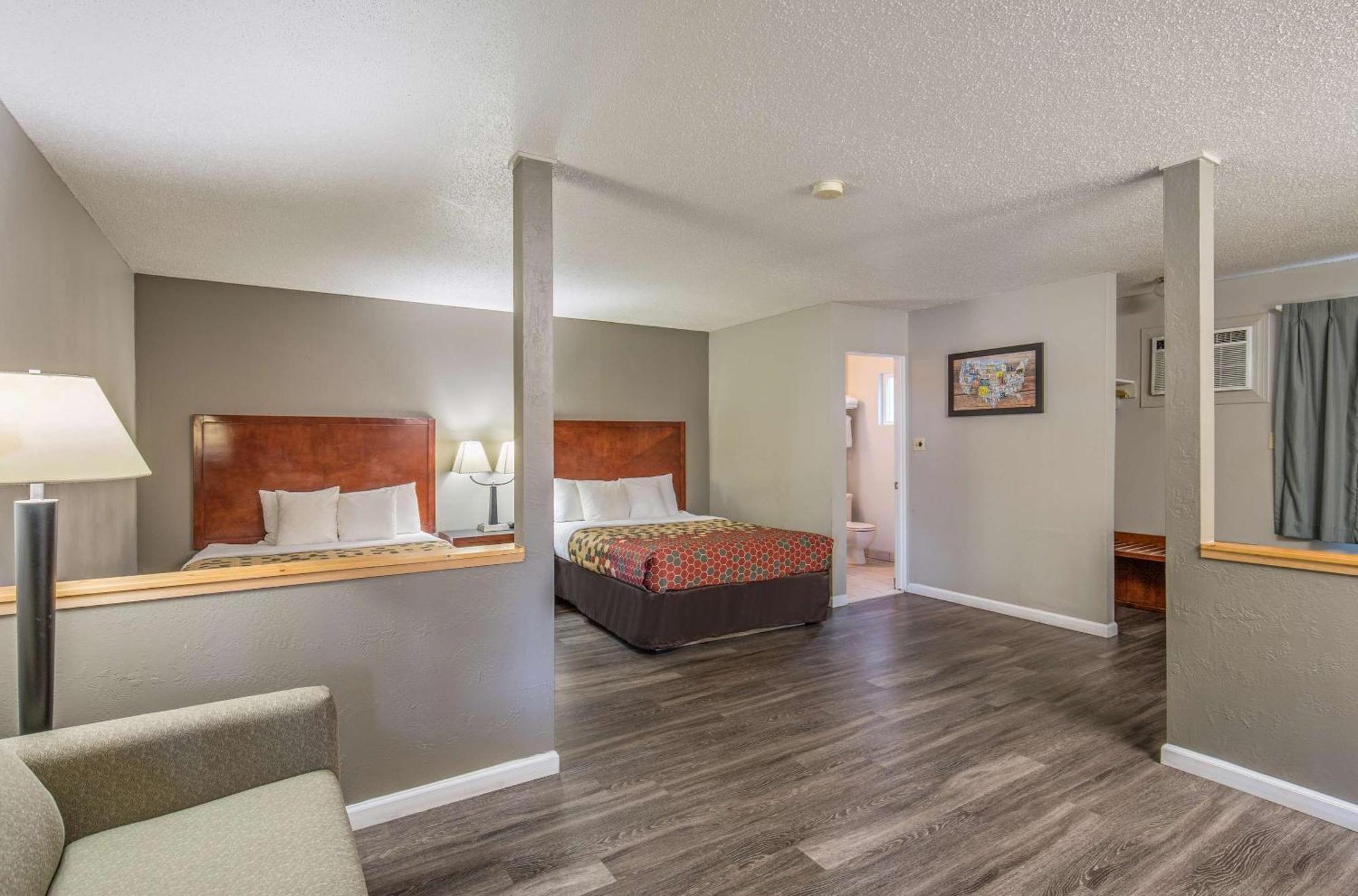Econo Lodge Inn & Suites Ирека Екстериор снимка