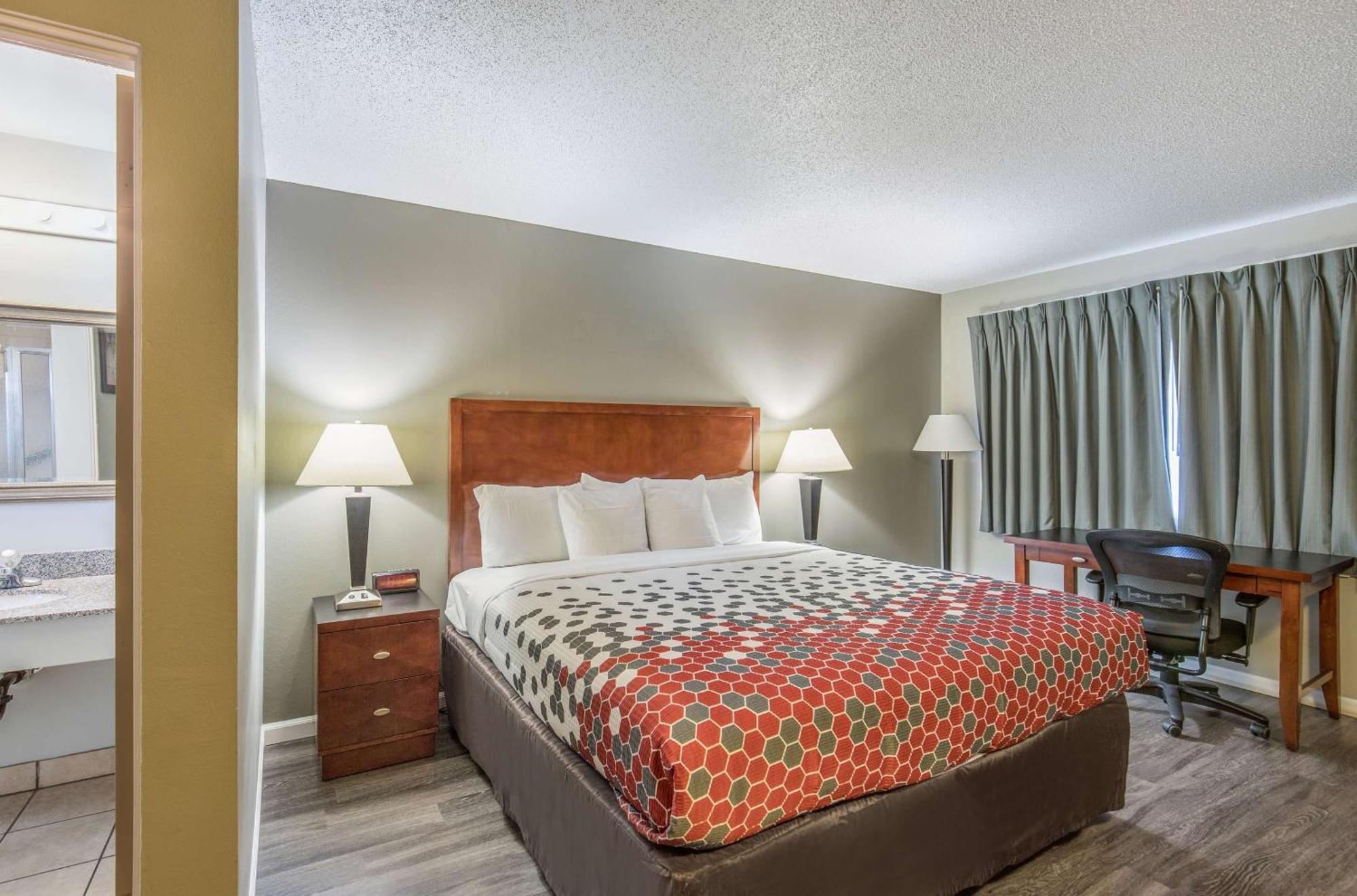 Econo Lodge Inn & Suites Ирека Екстериор снимка