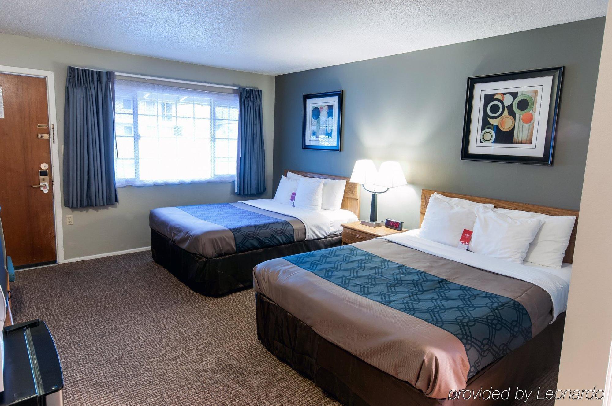 Econo Lodge Inn & Suites Ирека Екстериор снимка