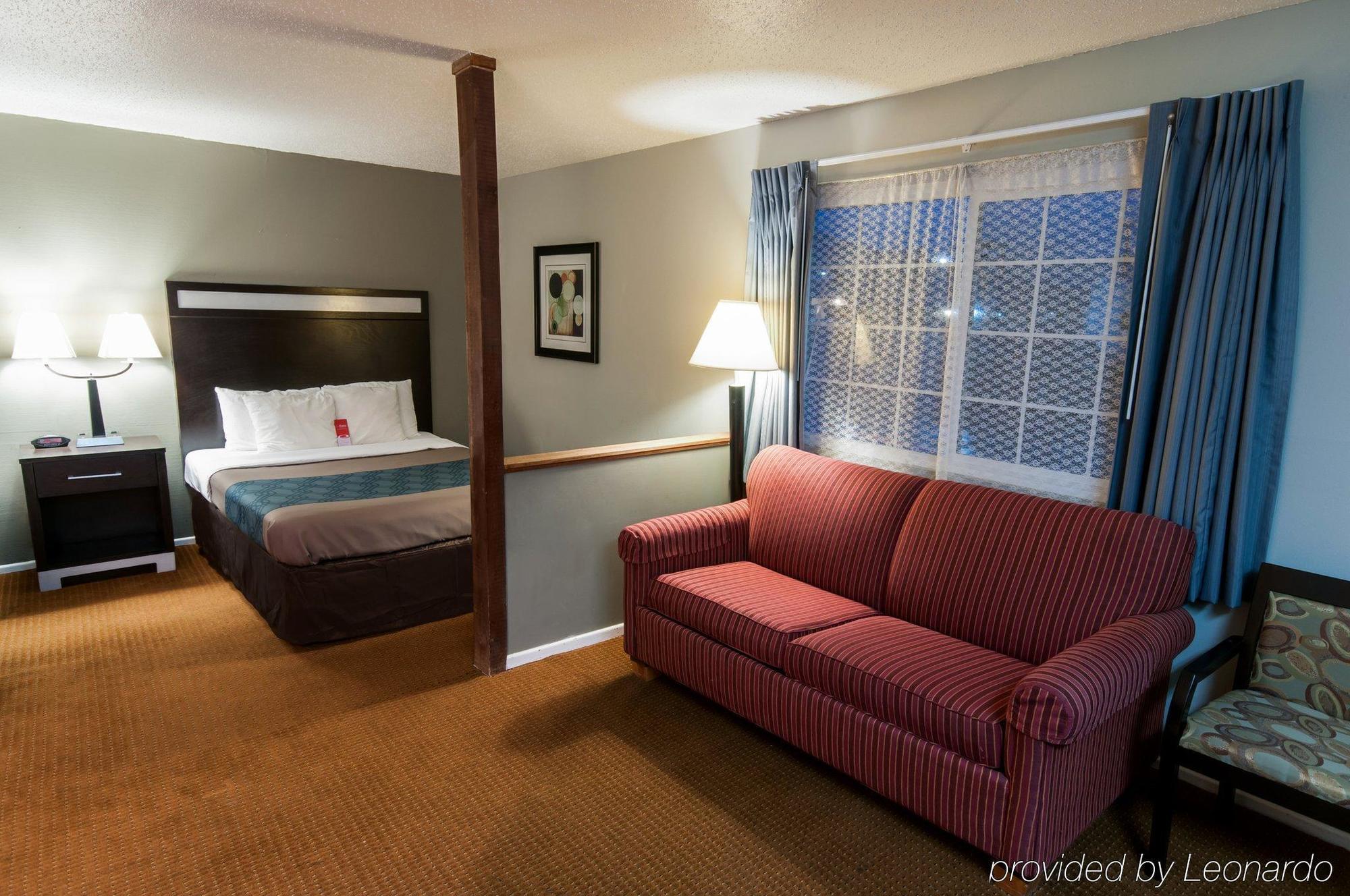 Econo Lodge Inn & Suites Ирека Екстериор снимка