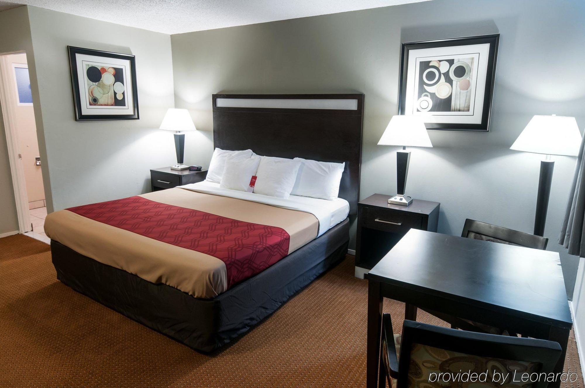 Econo Lodge Inn & Suites Ирека Екстериор снимка