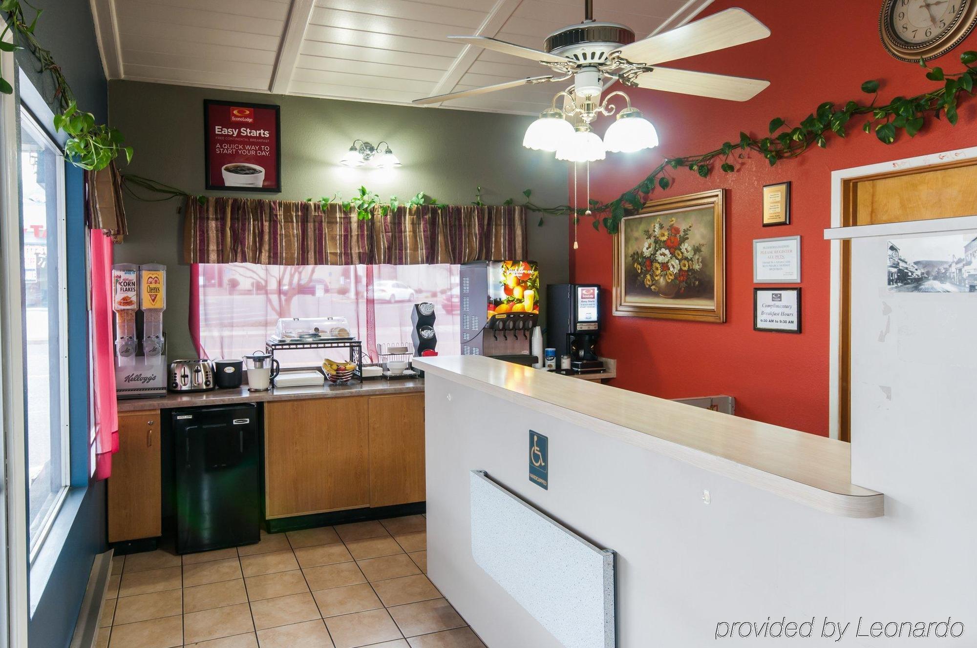 Econo Lodge Inn & Suites Ирека Екстериор снимка