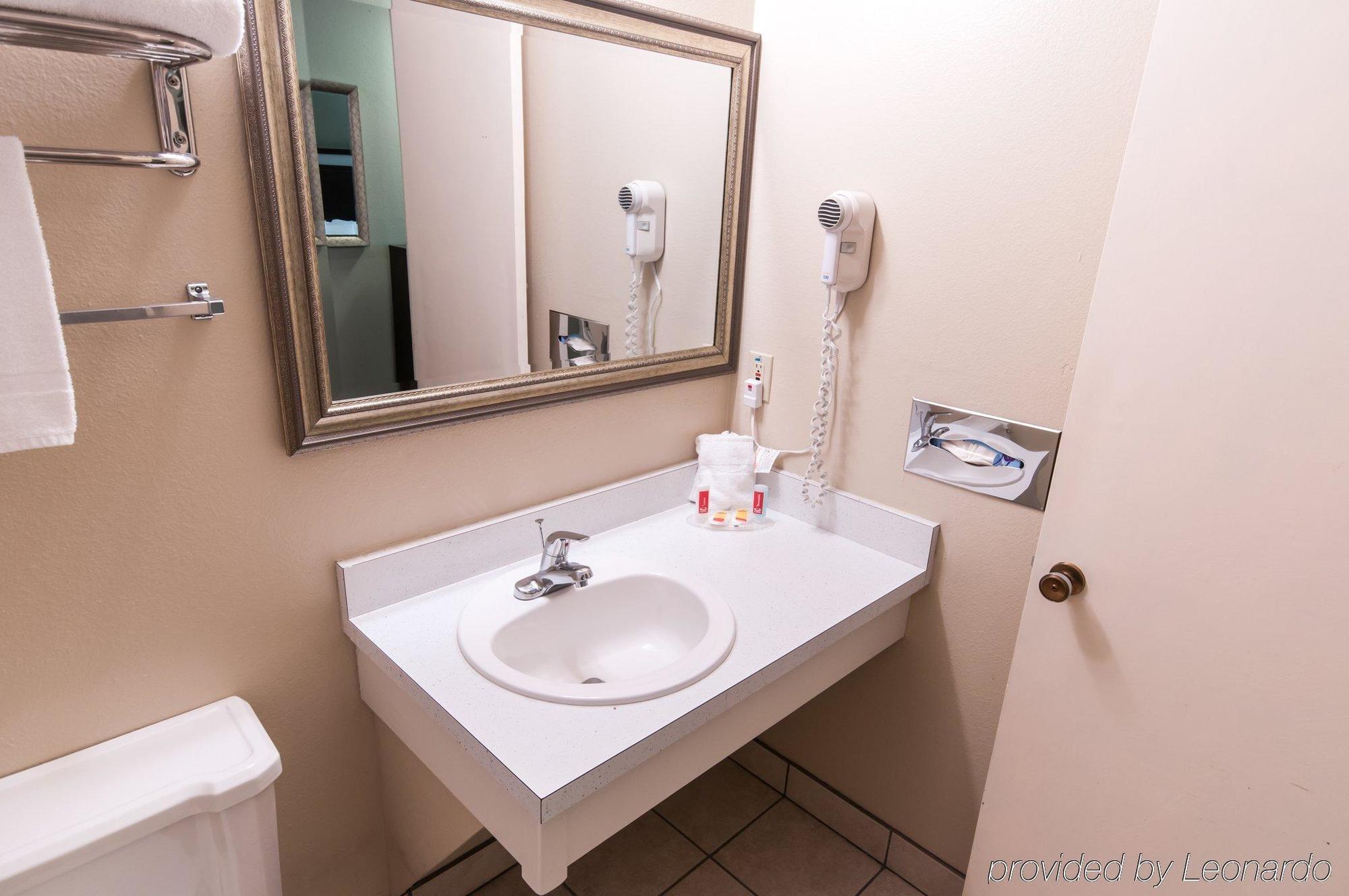 Econo Lodge Inn & Suites Ирека Екстериор снимка