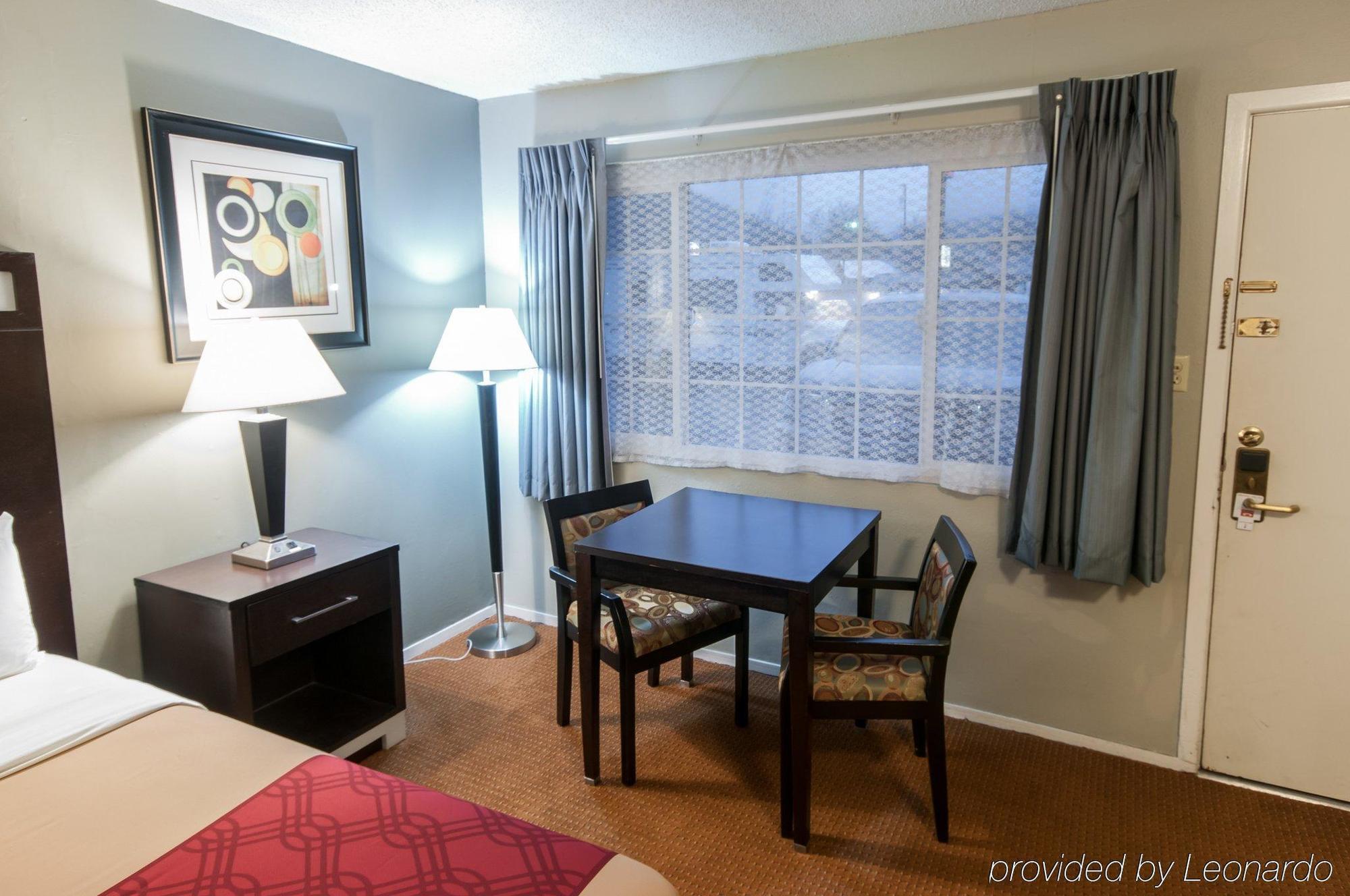 Econo Lodge Inn & Suites Ирека Екстериор снимка