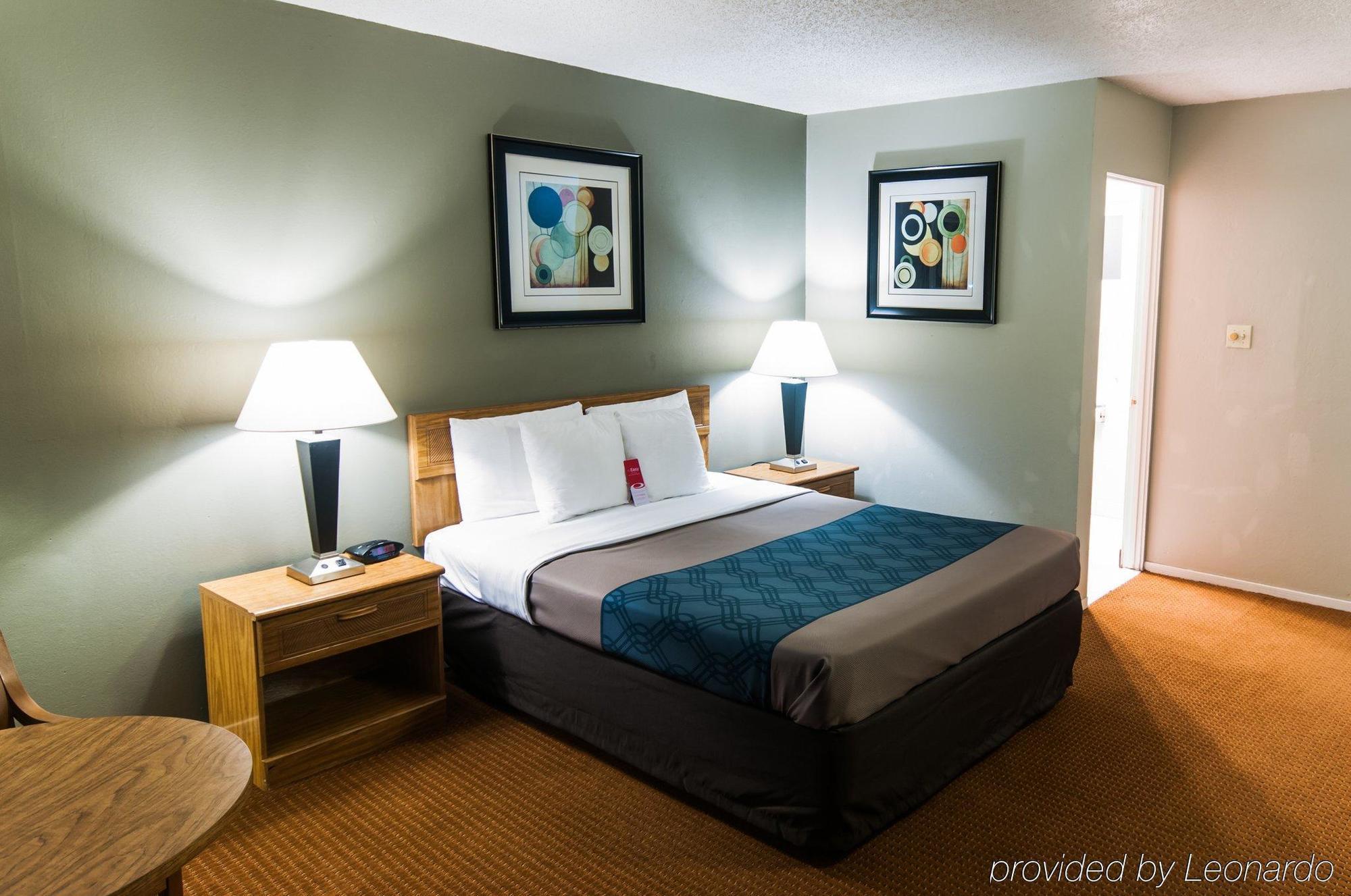 Econo Lodge Inn & Suites Ирека Екстериор снимка