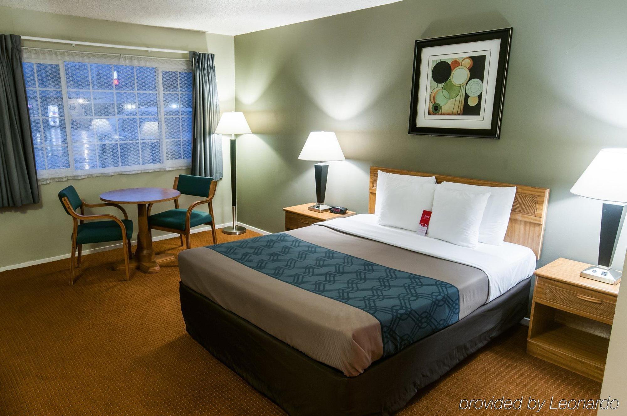 Econo Lodge Inn & Suites Ирека Екстериор снимка