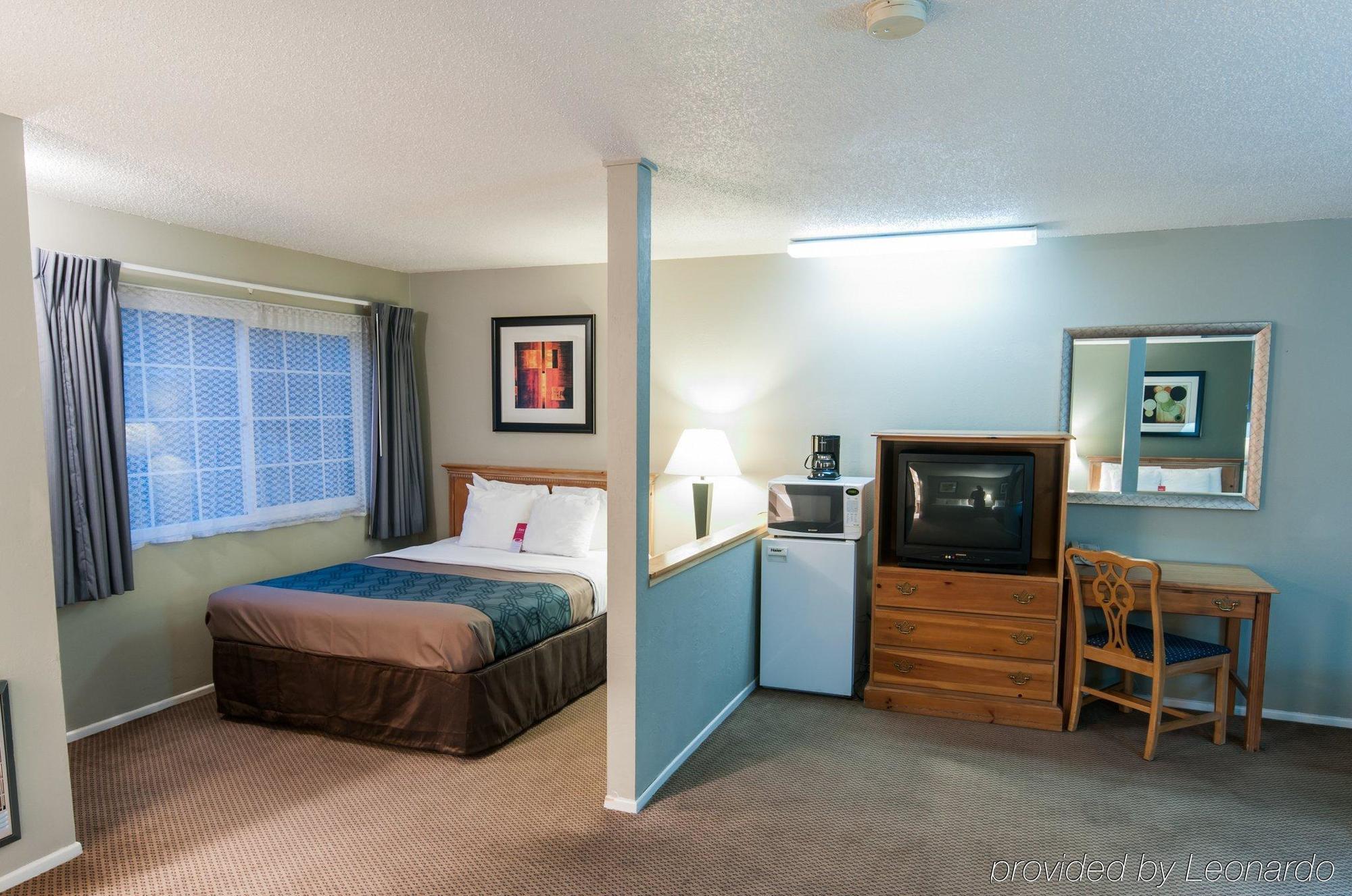Econo Lodge Inn & Suites Ирека Екстериор снимка