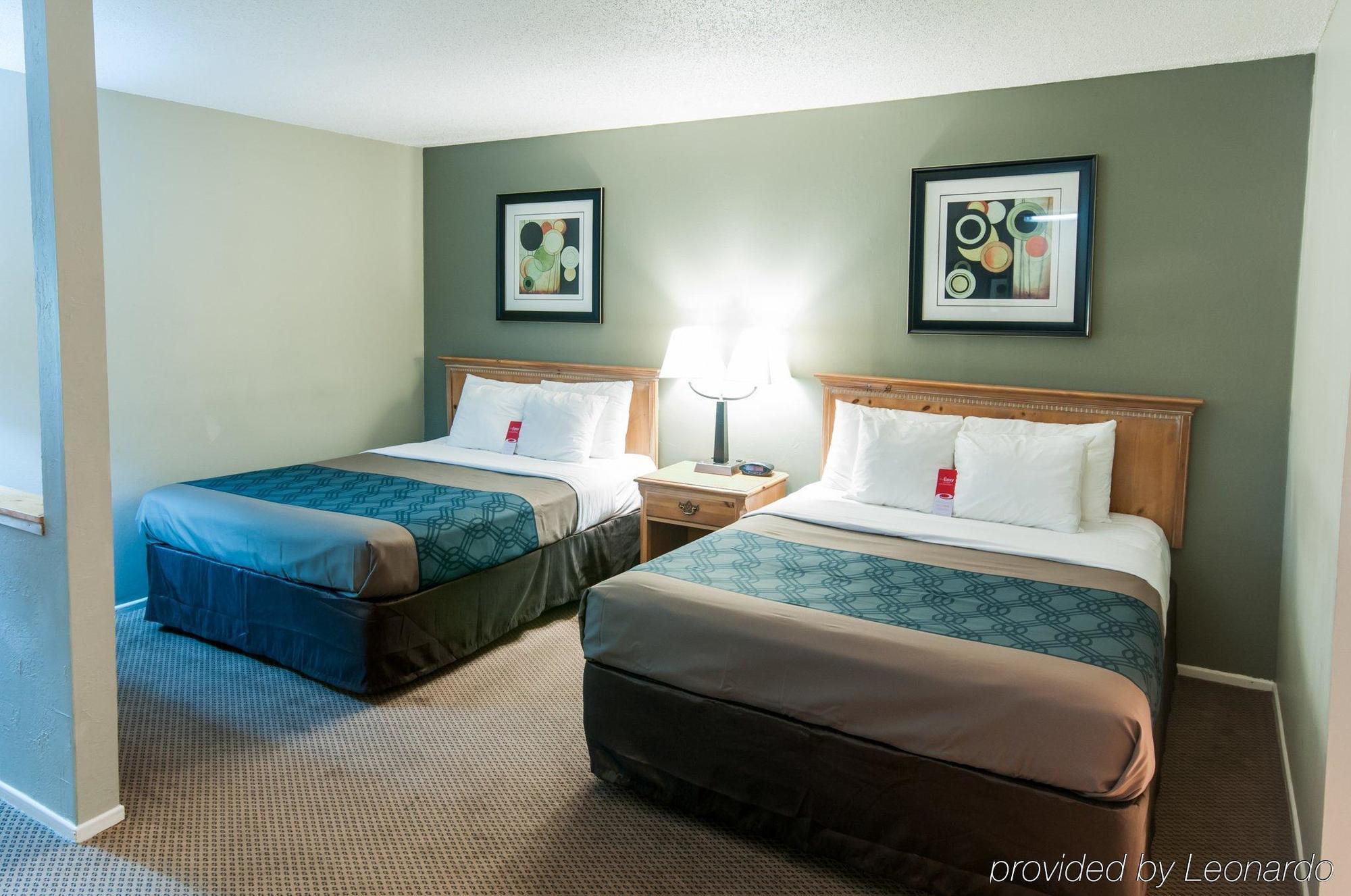 Econo Lodge Inn & Suites Ирека Екстериор снимка