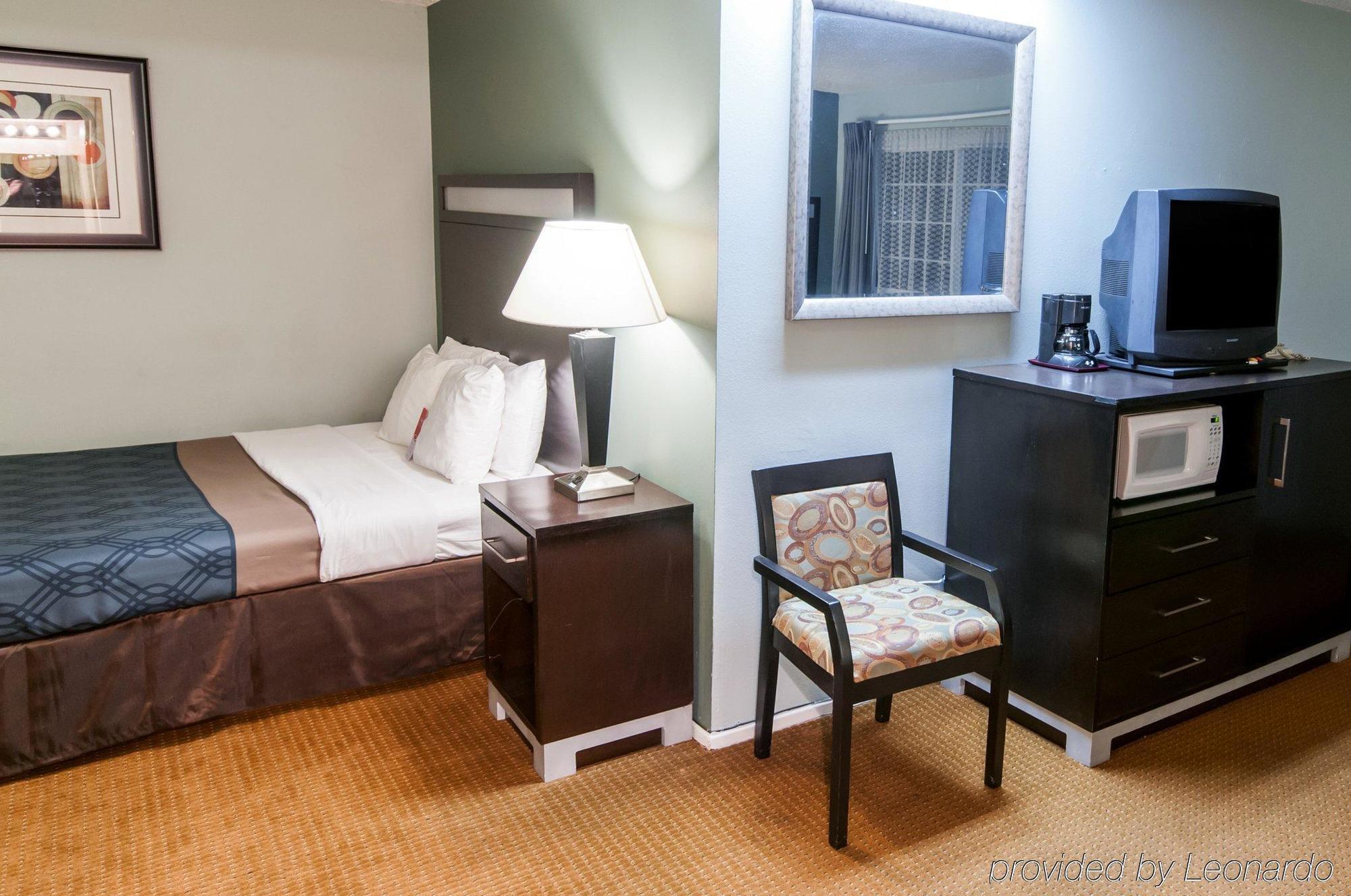 Econo Lodge Inn & Suites Ирека Екстериор снимка
