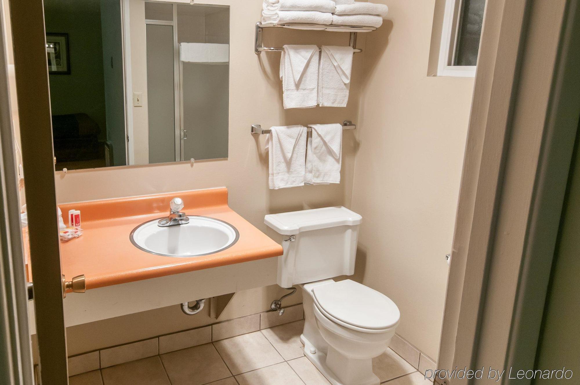 Econo Lodge Inn & Suites Ирека Екстериор снимка