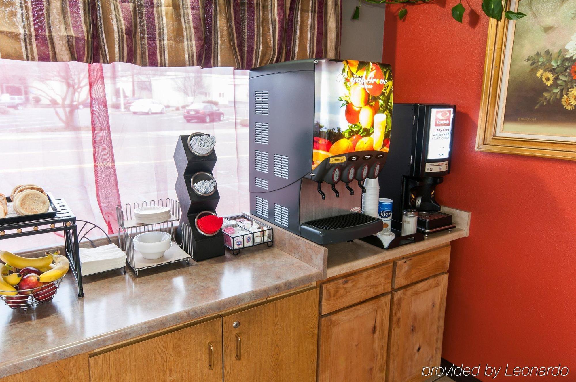 Econo Lodge Inn & Suites Ирека Екстериор снимка