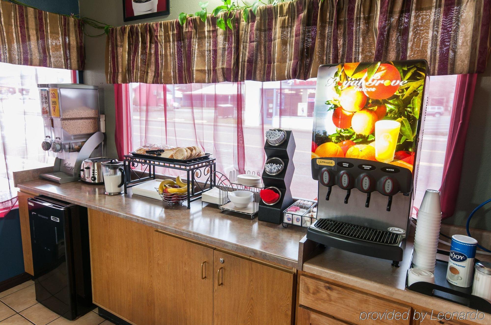 Econo Lodge Inn & Suites Ирека Екстериор снимка