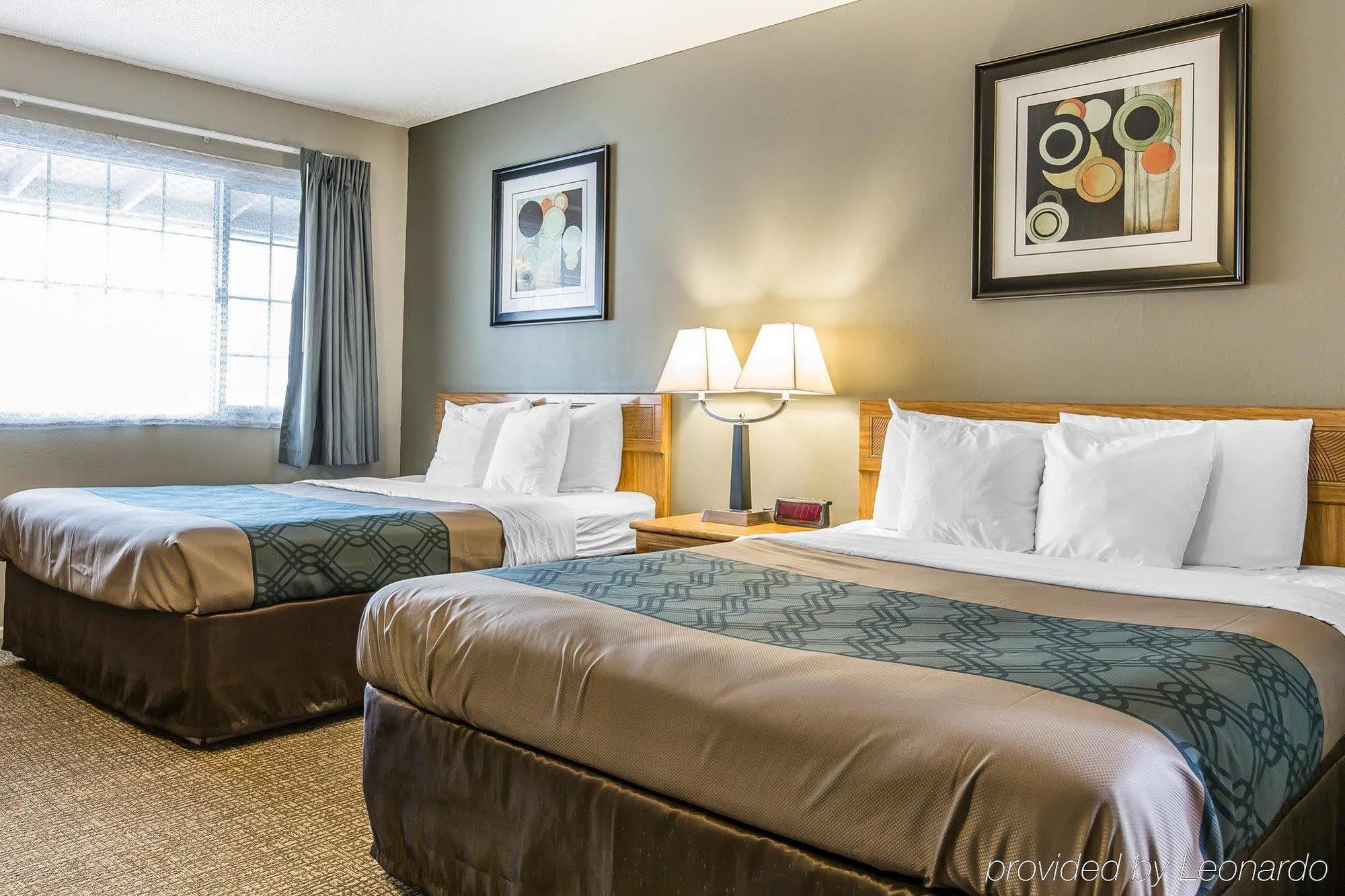 Econo Lodge Inn & Suites Ирека Екстериор снимка