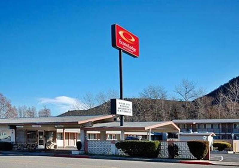 Econo Lodge Inn & Suites Ирека Екстериор снимка